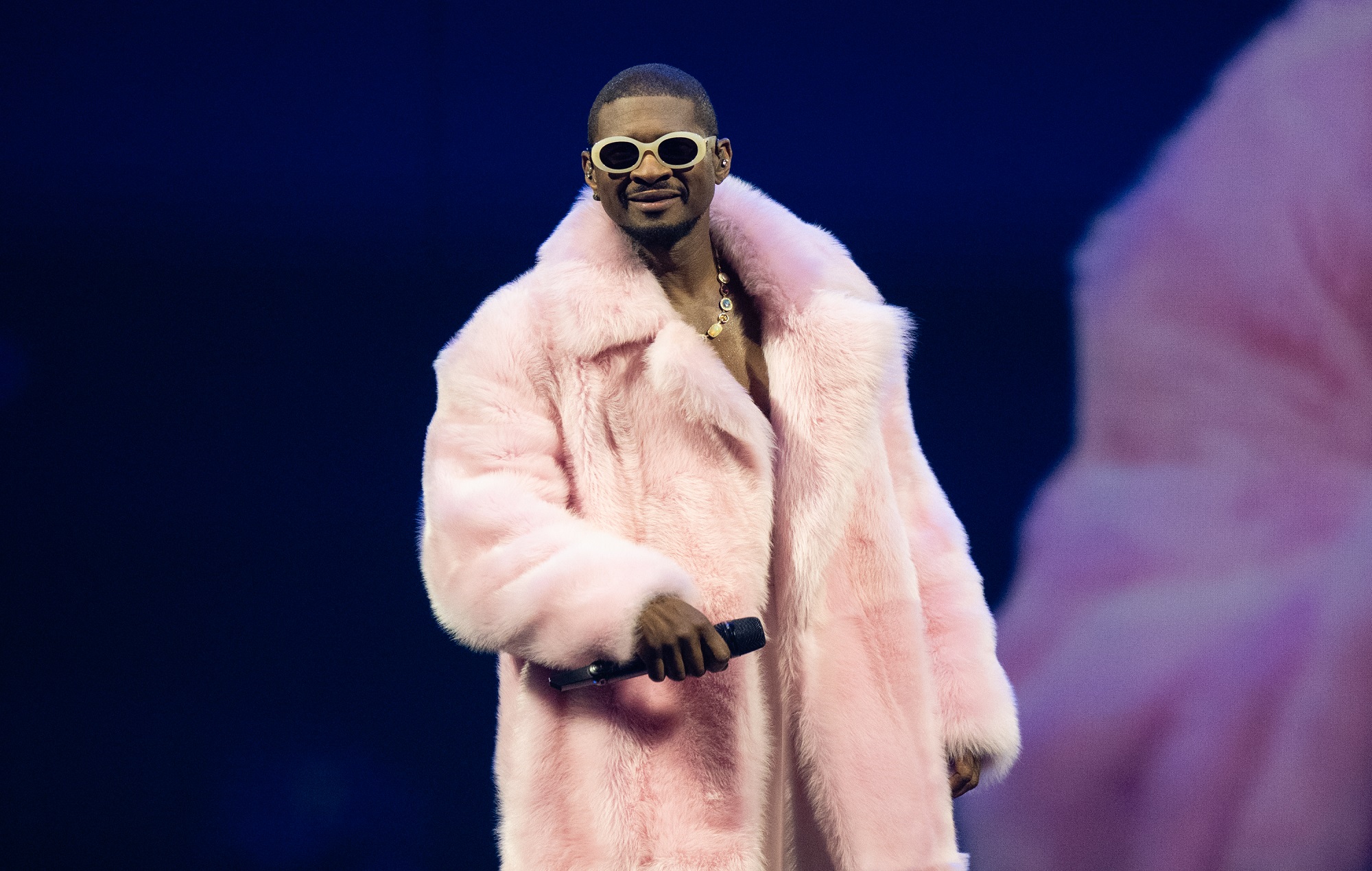 Usher évite "d'urgence" après avoir essayé de nourrir la cerise à un fan qui était allergique