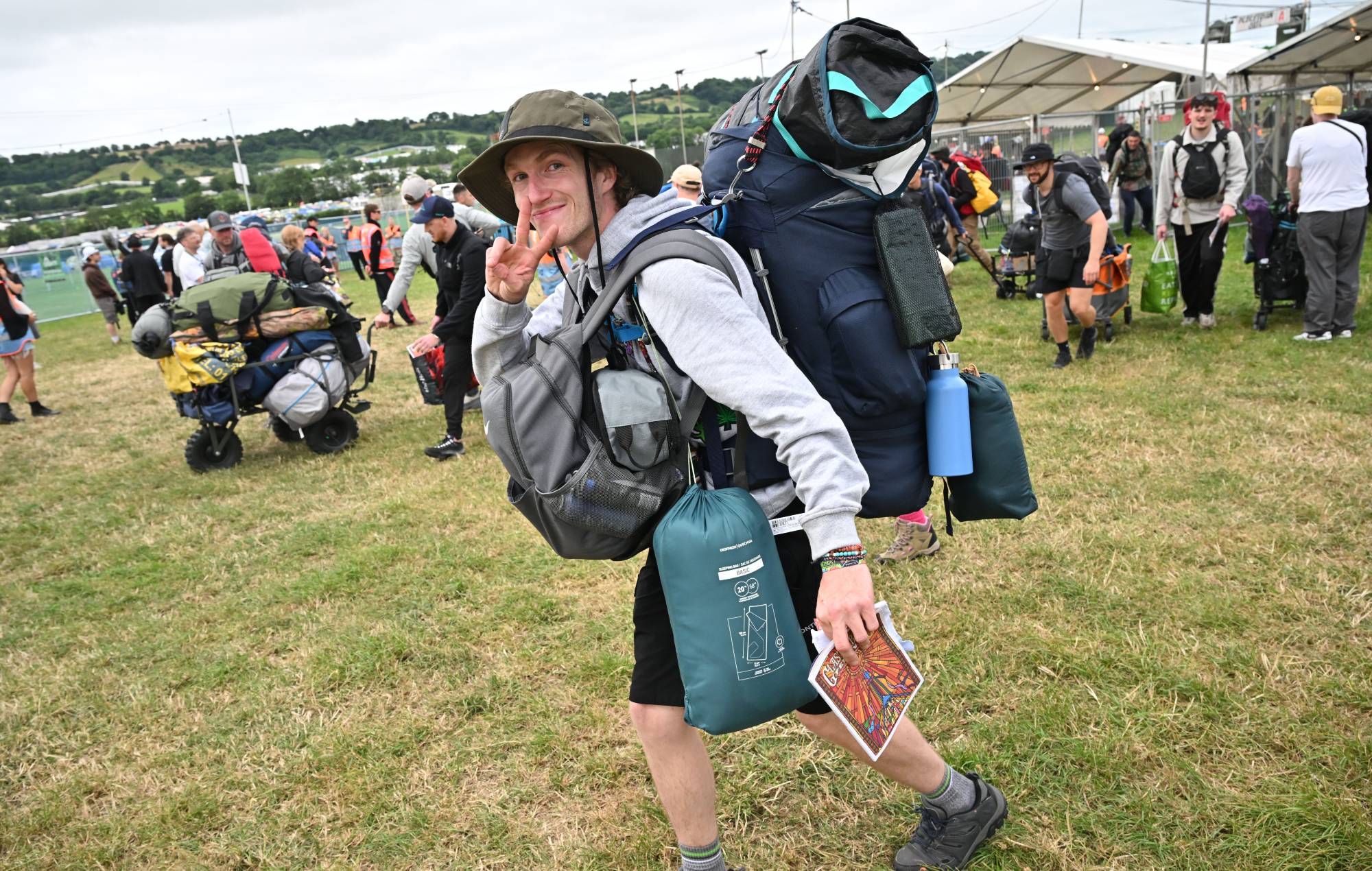 Regardez les tout premiers fans à travers les Gates parler des groupes et des décors secrets à voir