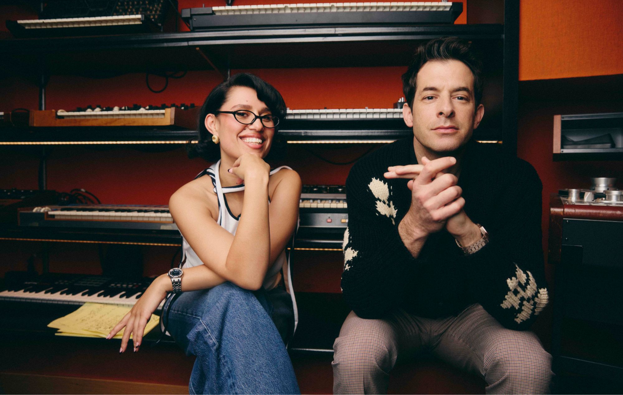 Après avoir été "assez nerveux et effrayé" des comparaisons d'Amy Winehouse, Raye fait équipe avec Mark Ronson pour le single surprise 'Suzanne'