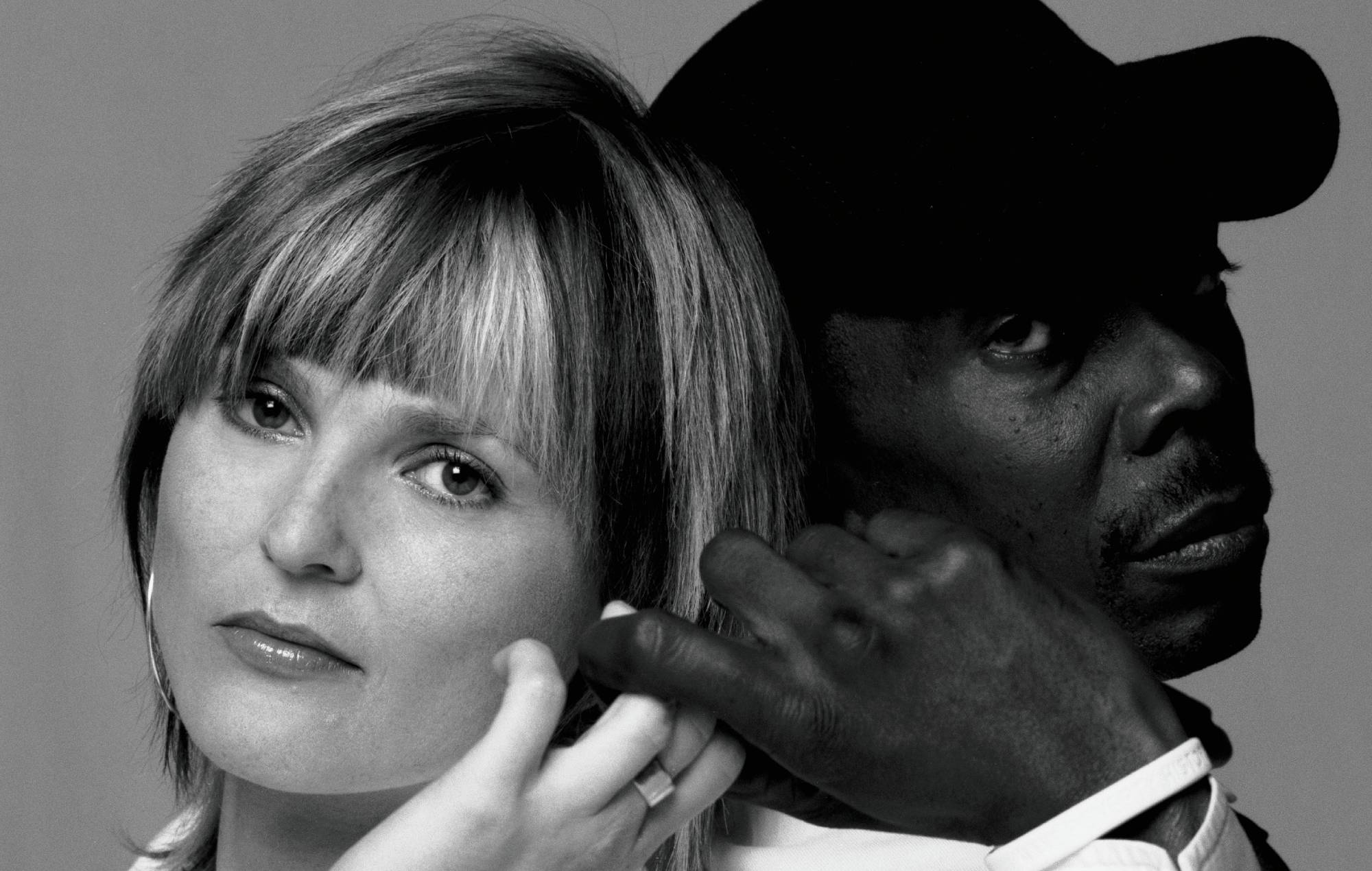 Faithless partage le single atmosphérique `` Forever Free '' avec la voix enregistrée finale du défunt Maxi Jazz