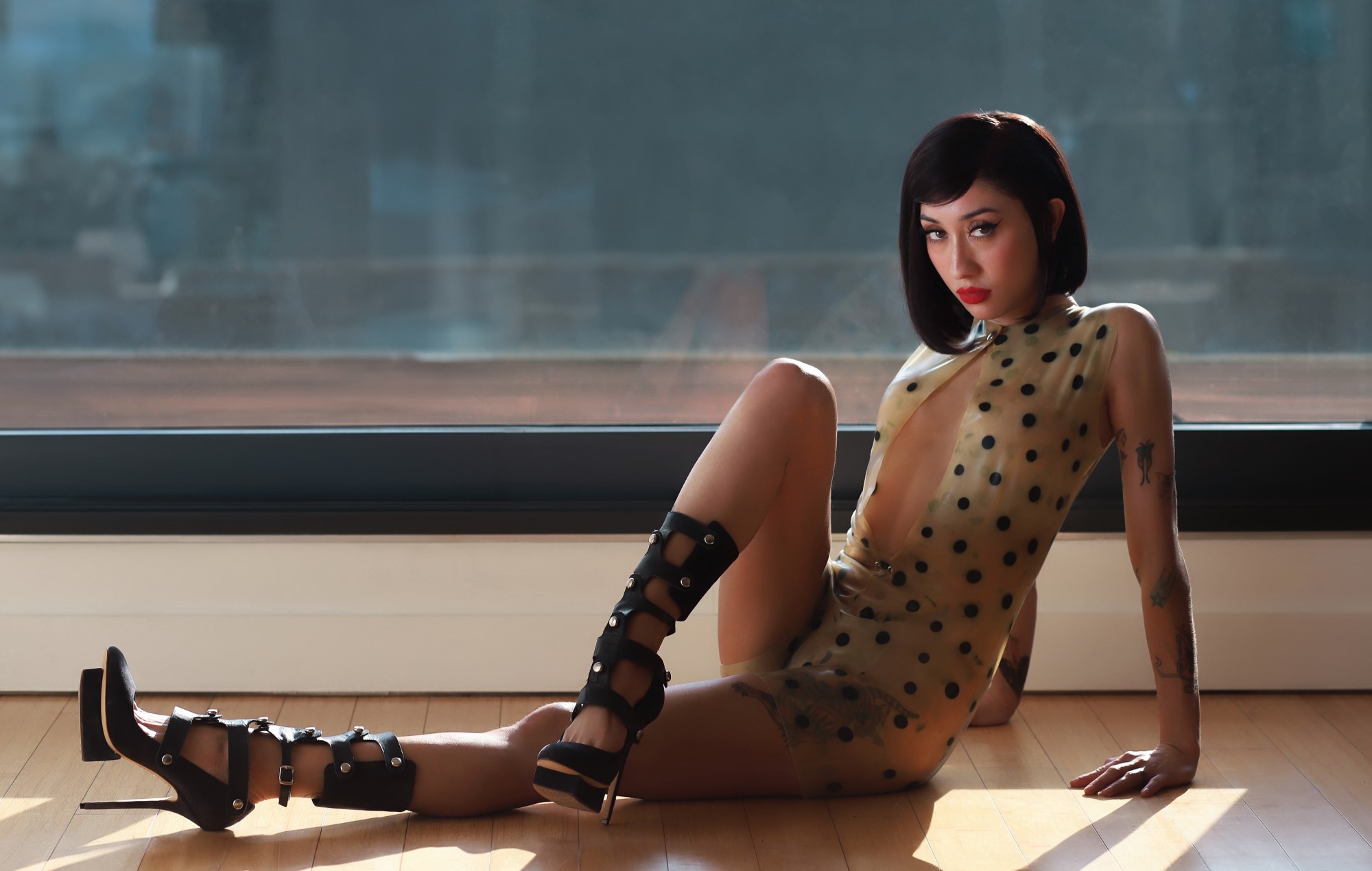 Isabella Lovestory - Revue de la «vanité»: la chérie la plus bizarre de Neo-Perreo Goes Pop Princess