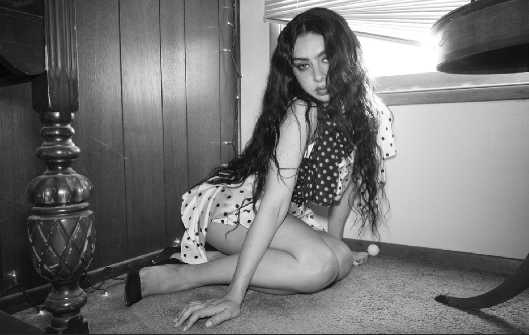 Les entraîneurs Converse de la fête de la fête de Charli XCX viennent avec une petite clé