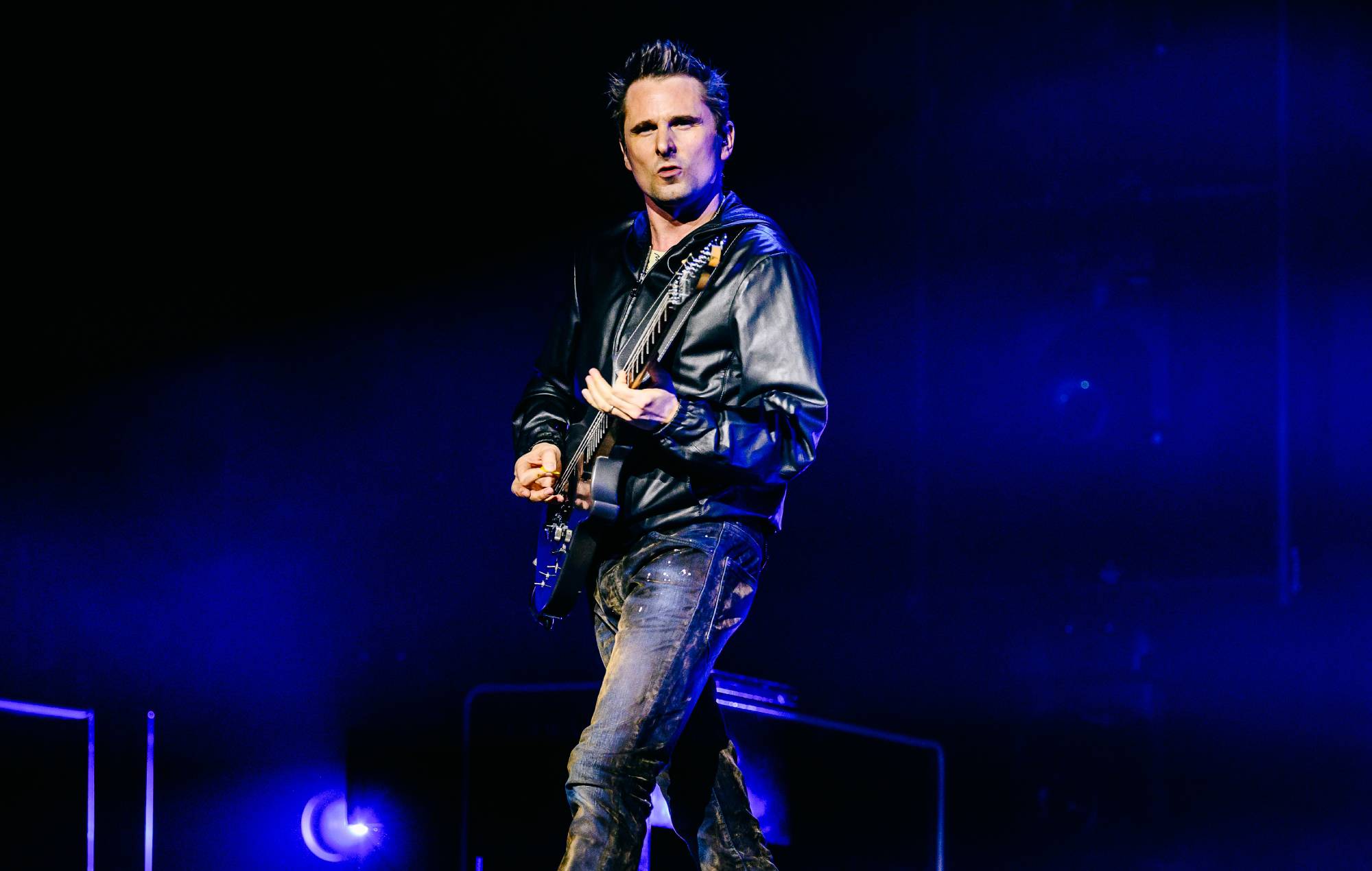 Regarder Muse fait ses débuts sur le nouveau single `` Unravelling '' alors qu'ils lancent la tournée européenne à Helsinki