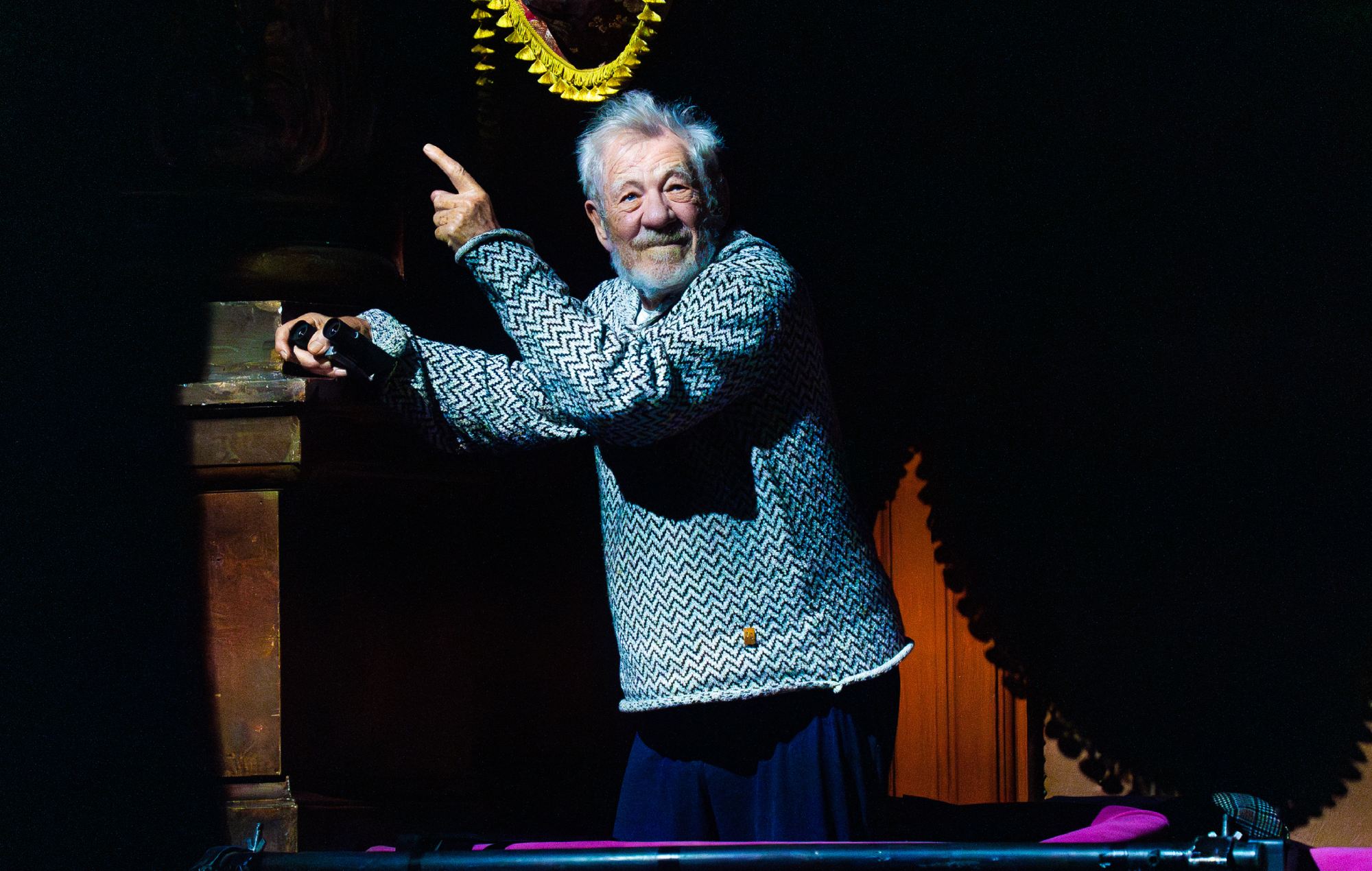 Regarder le moment émotionnel Sir Ian McKellen réalise que les fans de Glastonbury chantent son nom au Scissor Sisters Set