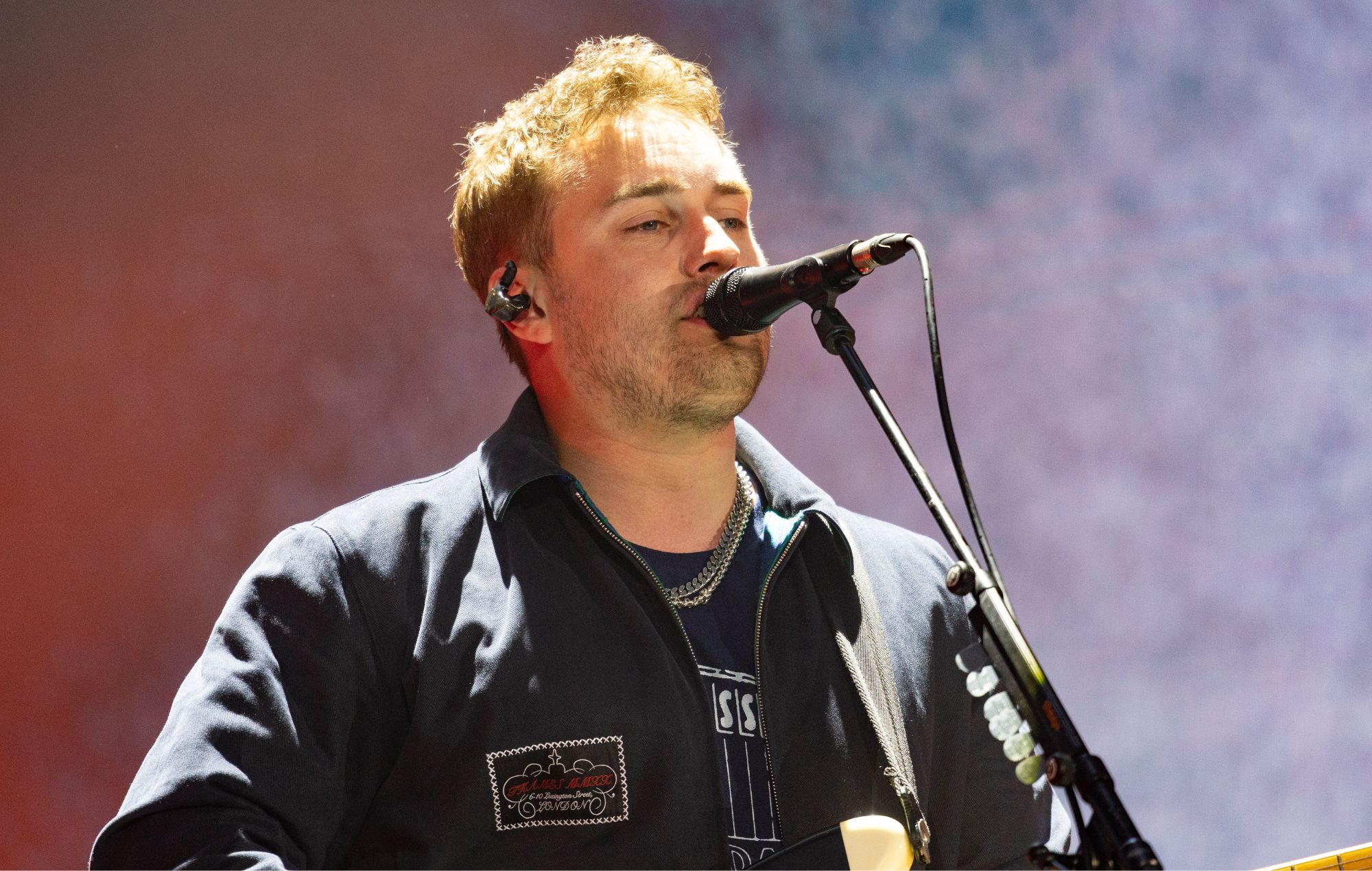 Regardez CMAT et OLIVIA Dean rejoignent Sam Fender sur scène à Newcastle