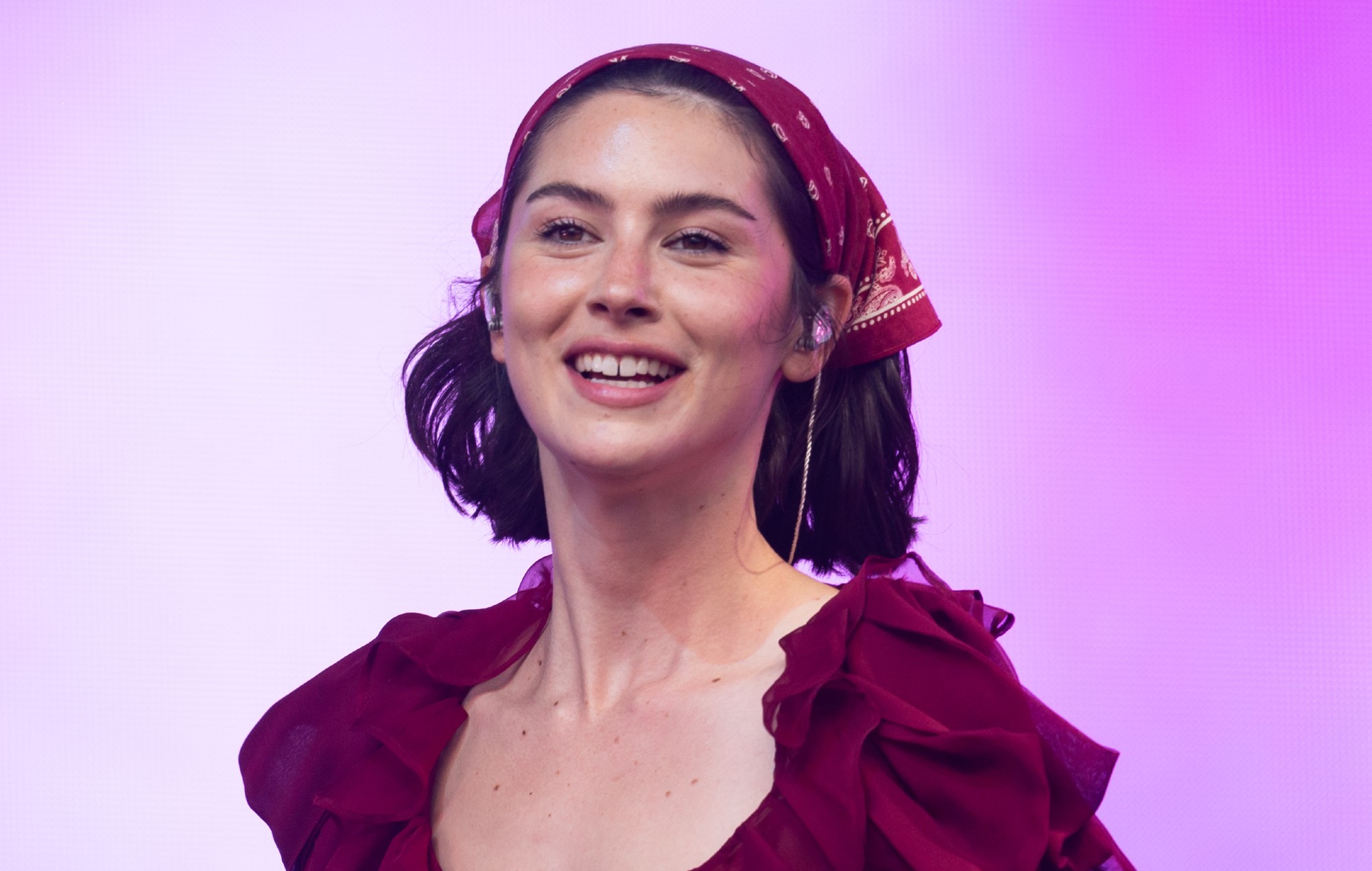 Regardez Gracie Abrams livrer une danse virale `` Apple '' au set Gllastonbury 2025 de Charli XCX