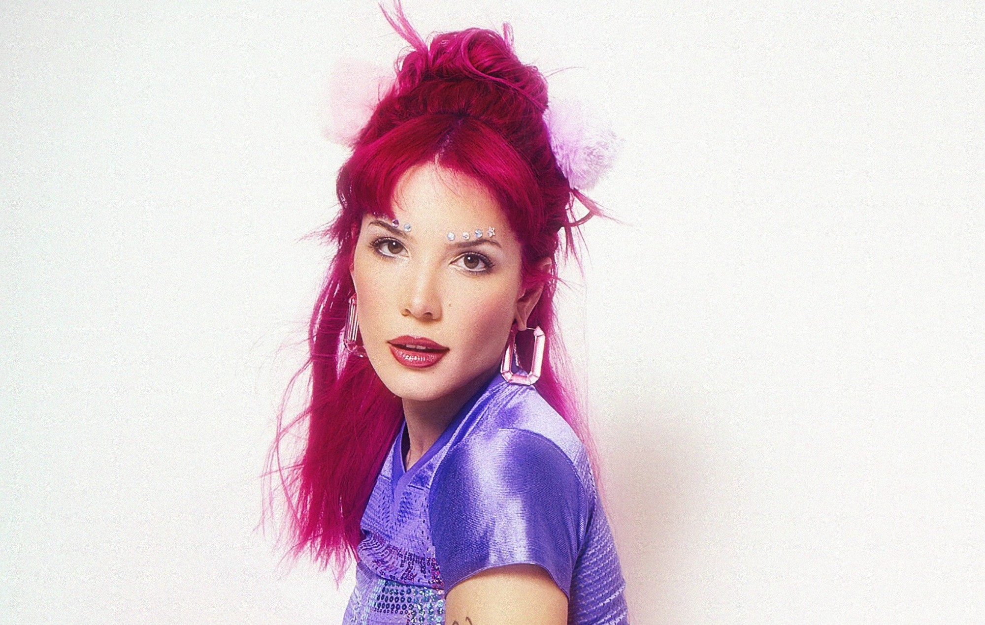 Regardez Halsey faire ses débuts sur la chanson pop-rock inédite «Carry The Weight» au concert de l'Utah