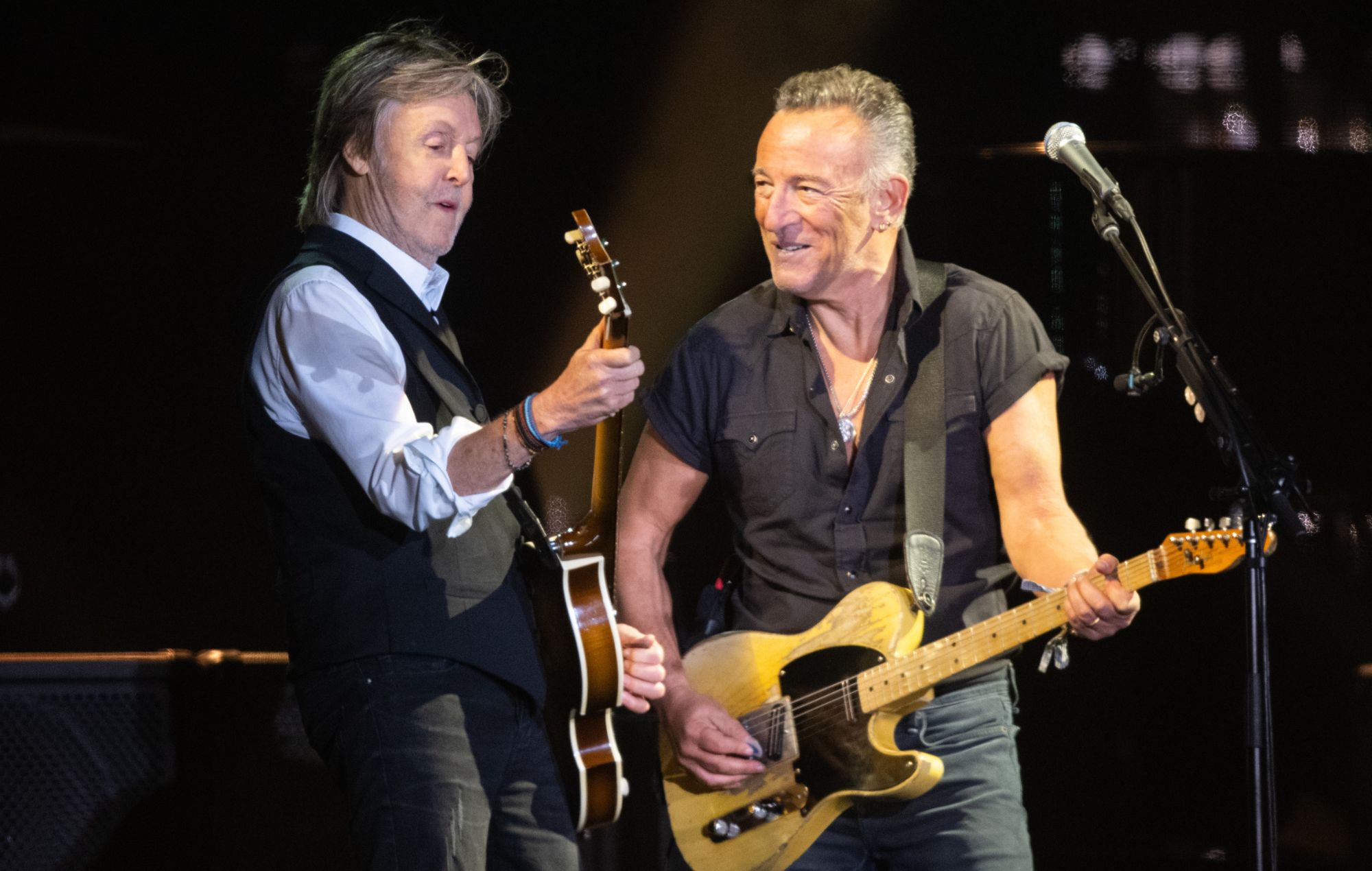 Regardez Paul McCartney rejoindre Bruce Springsteen sur scène à Liverpool pour couvrir les Beatles