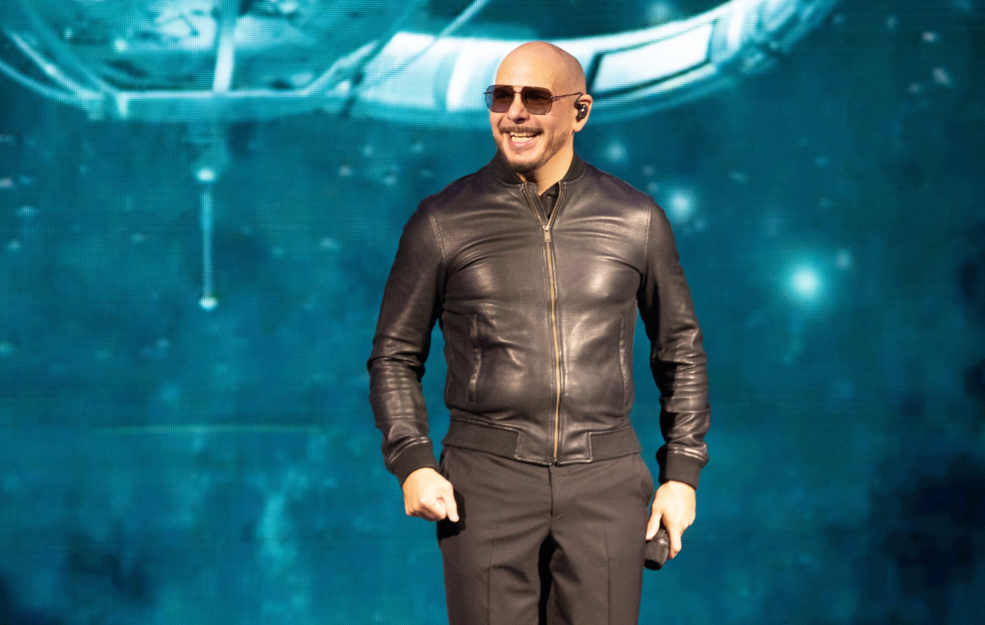 Regardez les fans de Pitbull se rassembler et s'écarter dans des casquettes chauves pour la tournée au Royaume-Uni - "M. Worldwide" répond