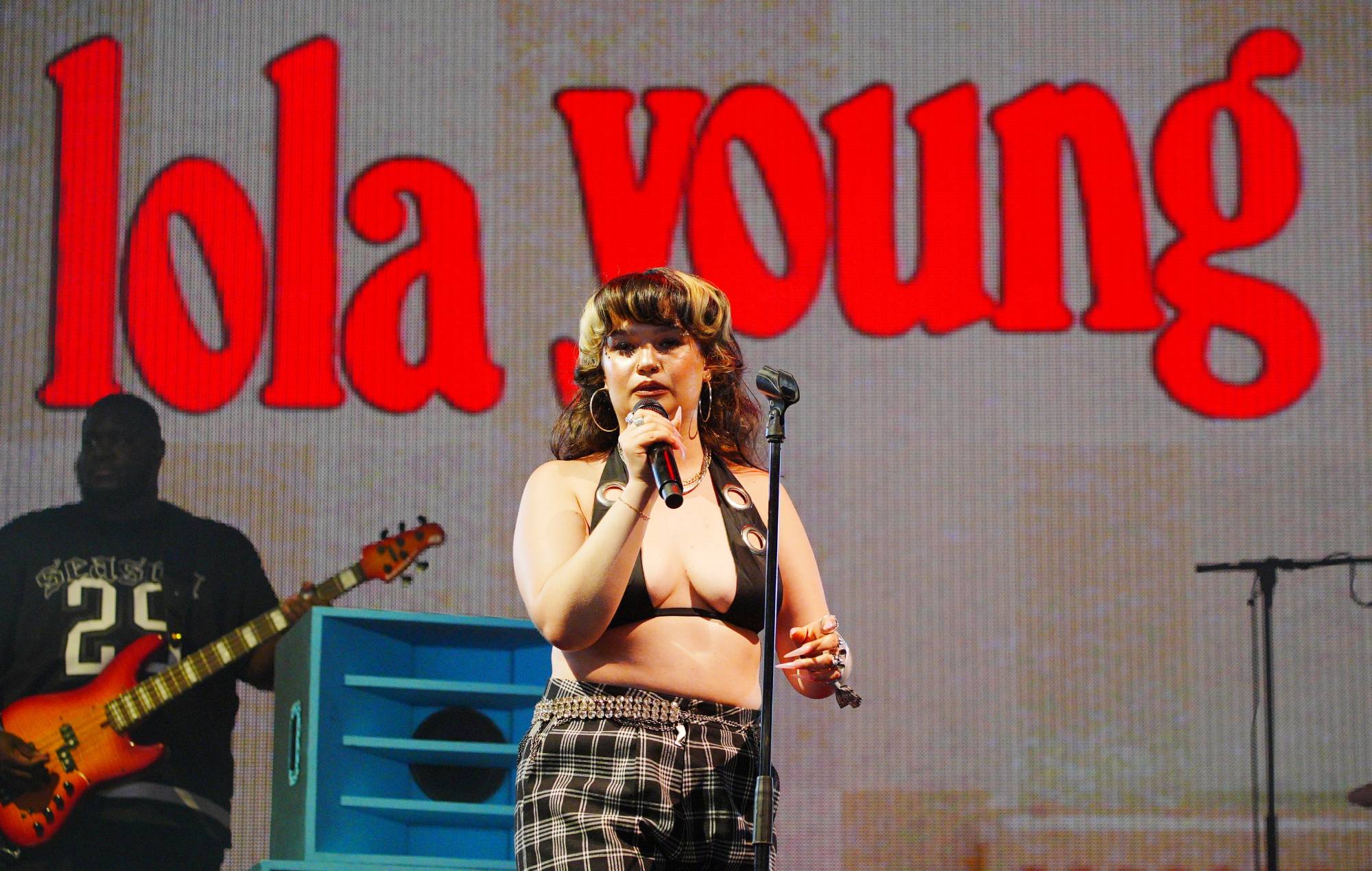 Voici tout ce que Lola Young a joué sur la scène Woodsies