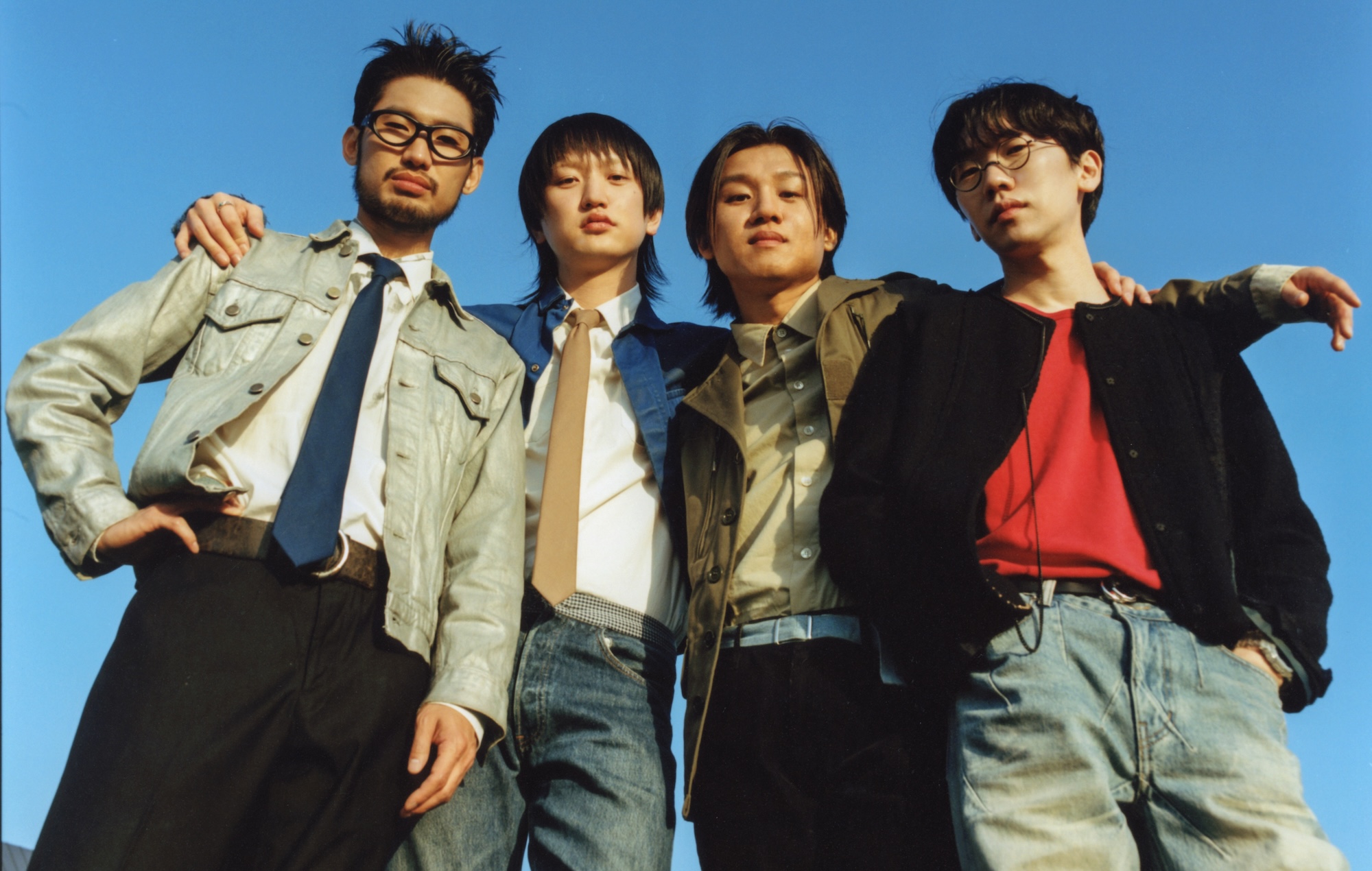 Gel de silice sur le travail avec le petit-déjeuner japonais et la nouvelle musique