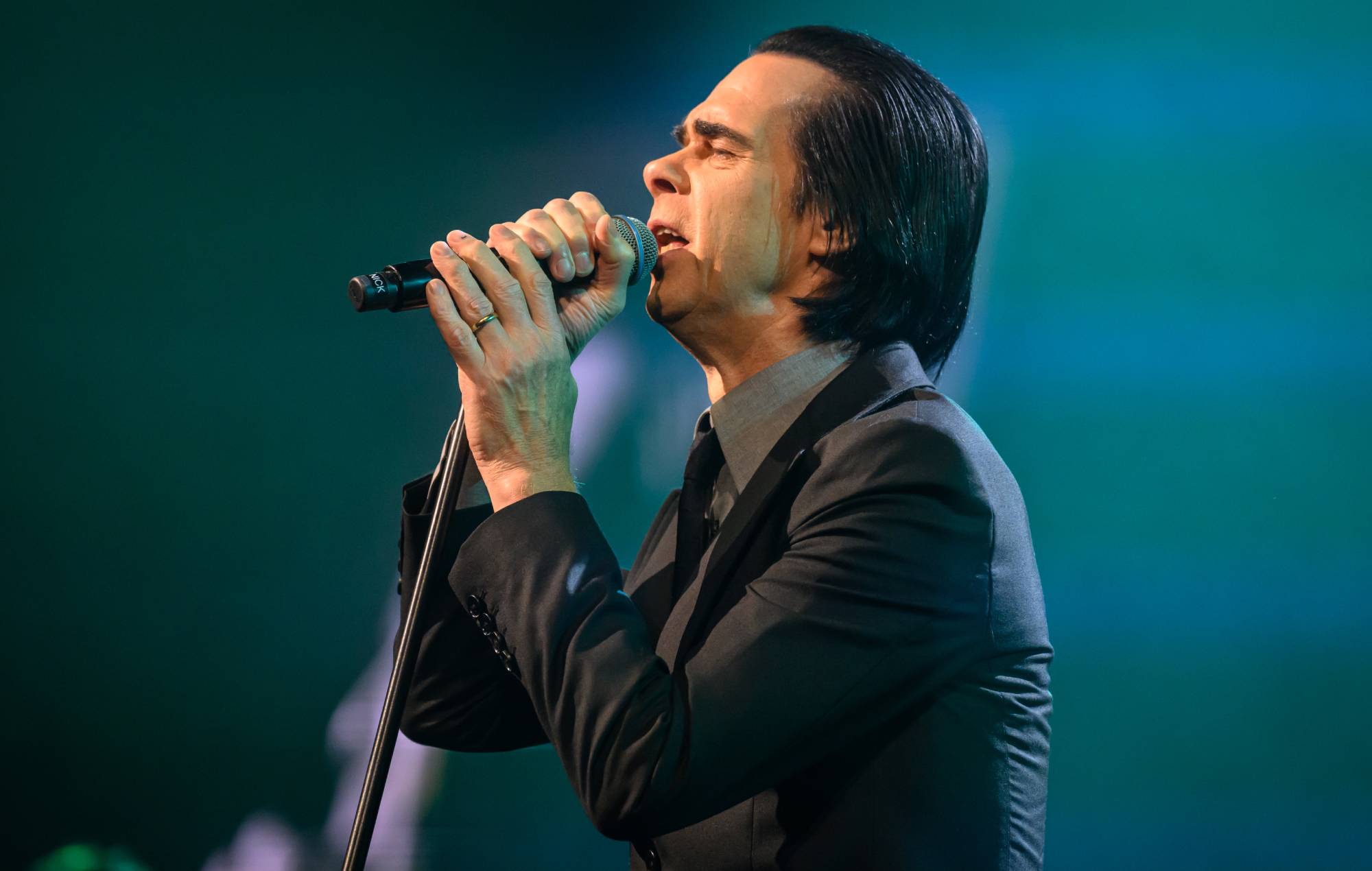 Après avoir appelé AI "incroyablement dérangeant", Nick Cave marque le 40e anniversaire des mauvaises graines '' tupelo 'avec AI Elvis Video
