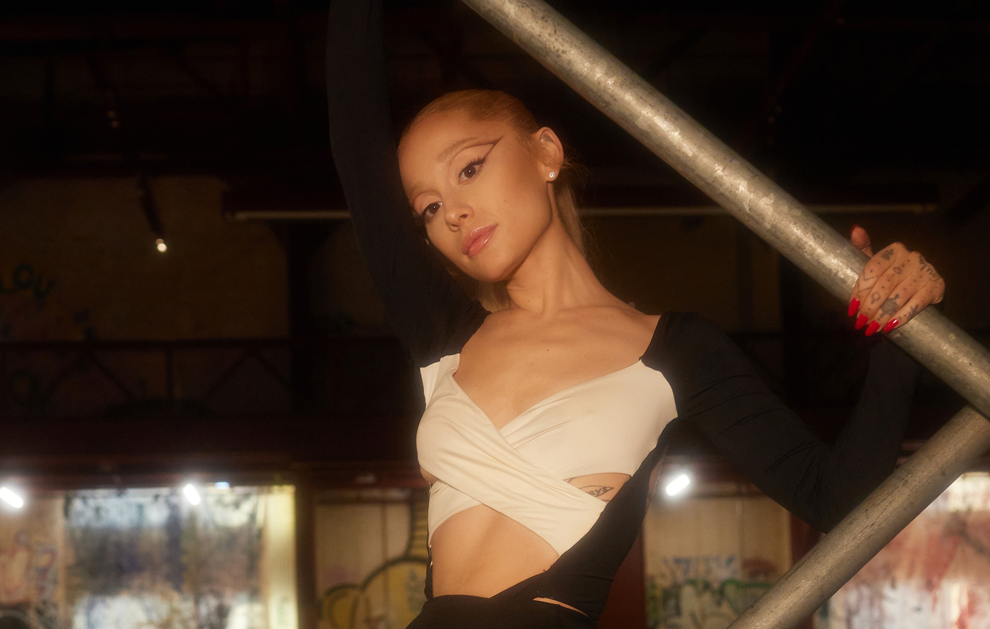 Ariana Grande confirme qu'elle ne va pas "abandonner" de la musique malgré l'accent récent sur le théâtre