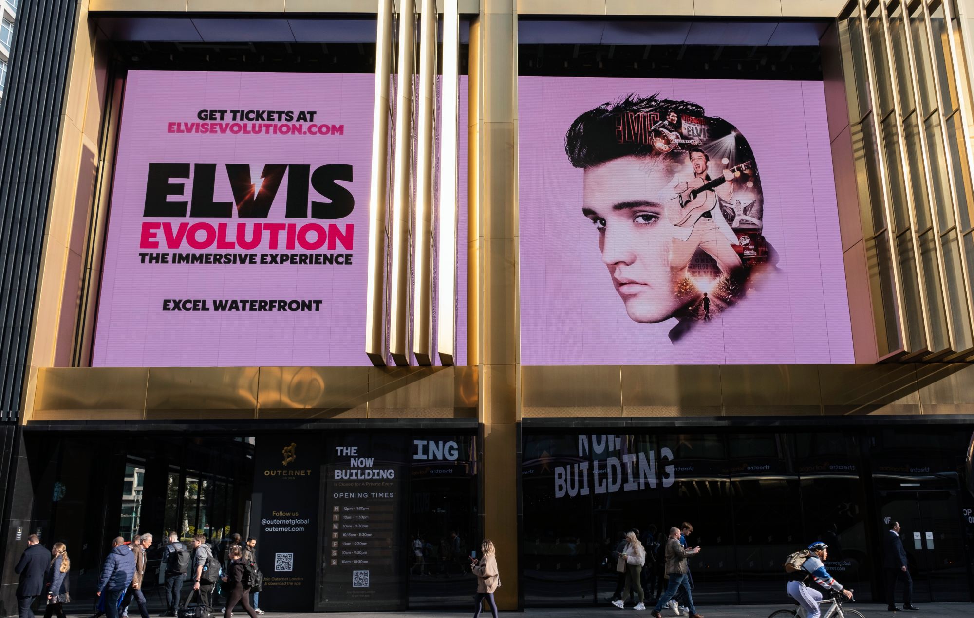 "Atroce" 'Elvis Evolution' London Show frappé par de terribles critiques, des marche