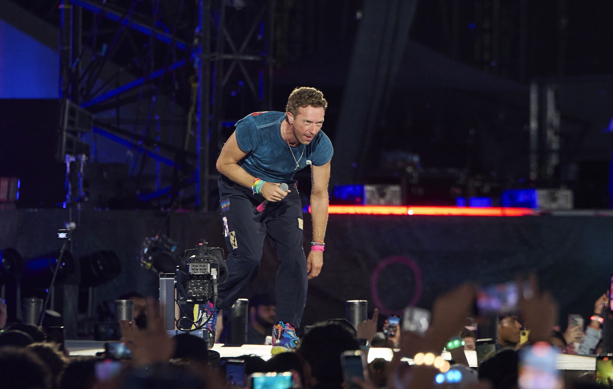 Chris Martin de Coldplay fait la blague "Kiss Cam" dans le premier spectacle depuis que l'incident viral a conduit à la démission du PDG de Tech
