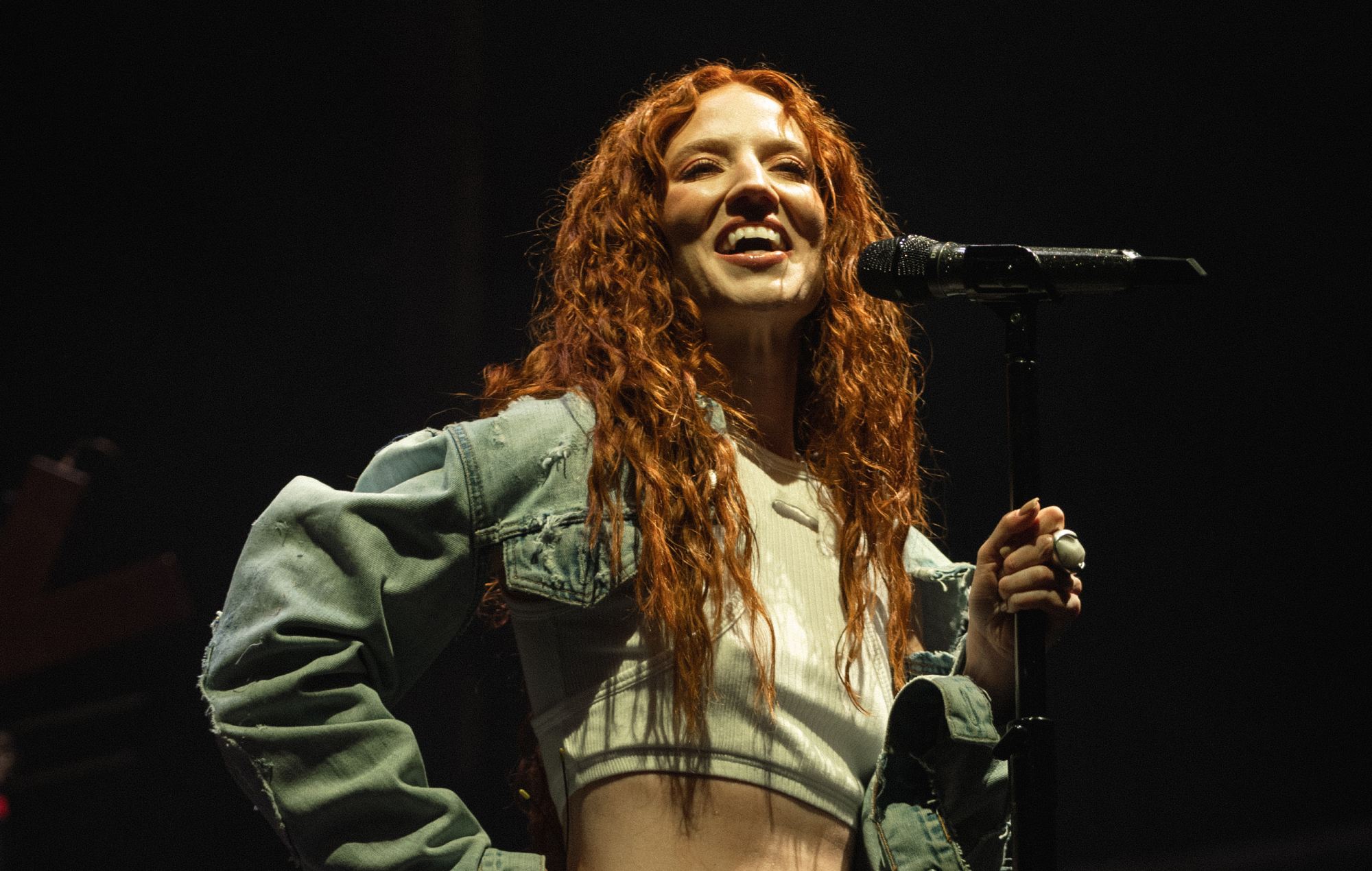 `` Hold My Hand '' de Jess Glynne prend sa propre vie après être devenu Viral Jet2 Holiday Meme