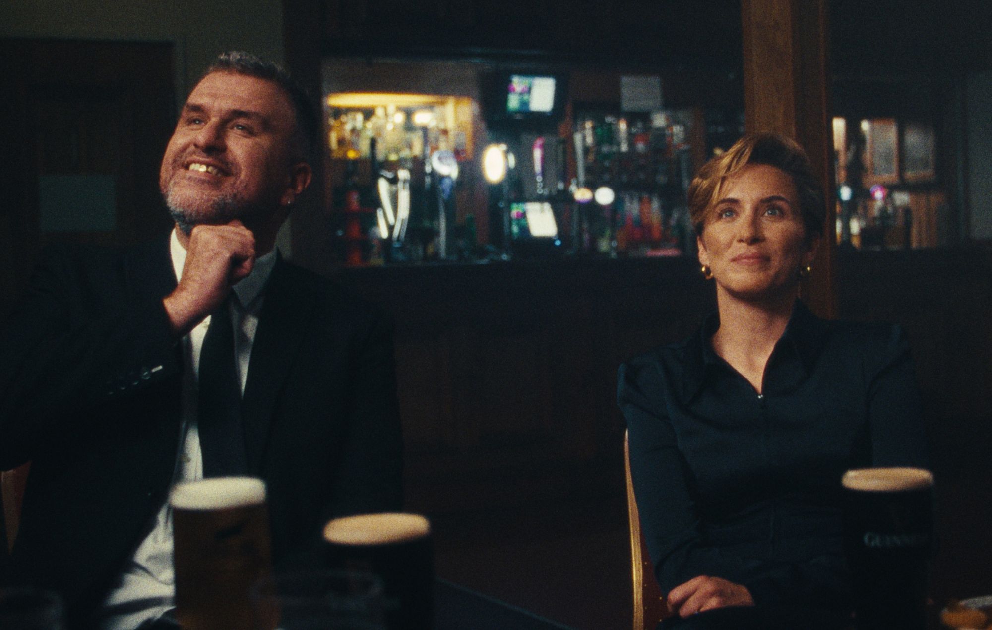 Le révérend et les fabricants font équipe avec "Icône et compagnon britannique" Vicky McClure pour le nouveau single optimiste 'Haircut'