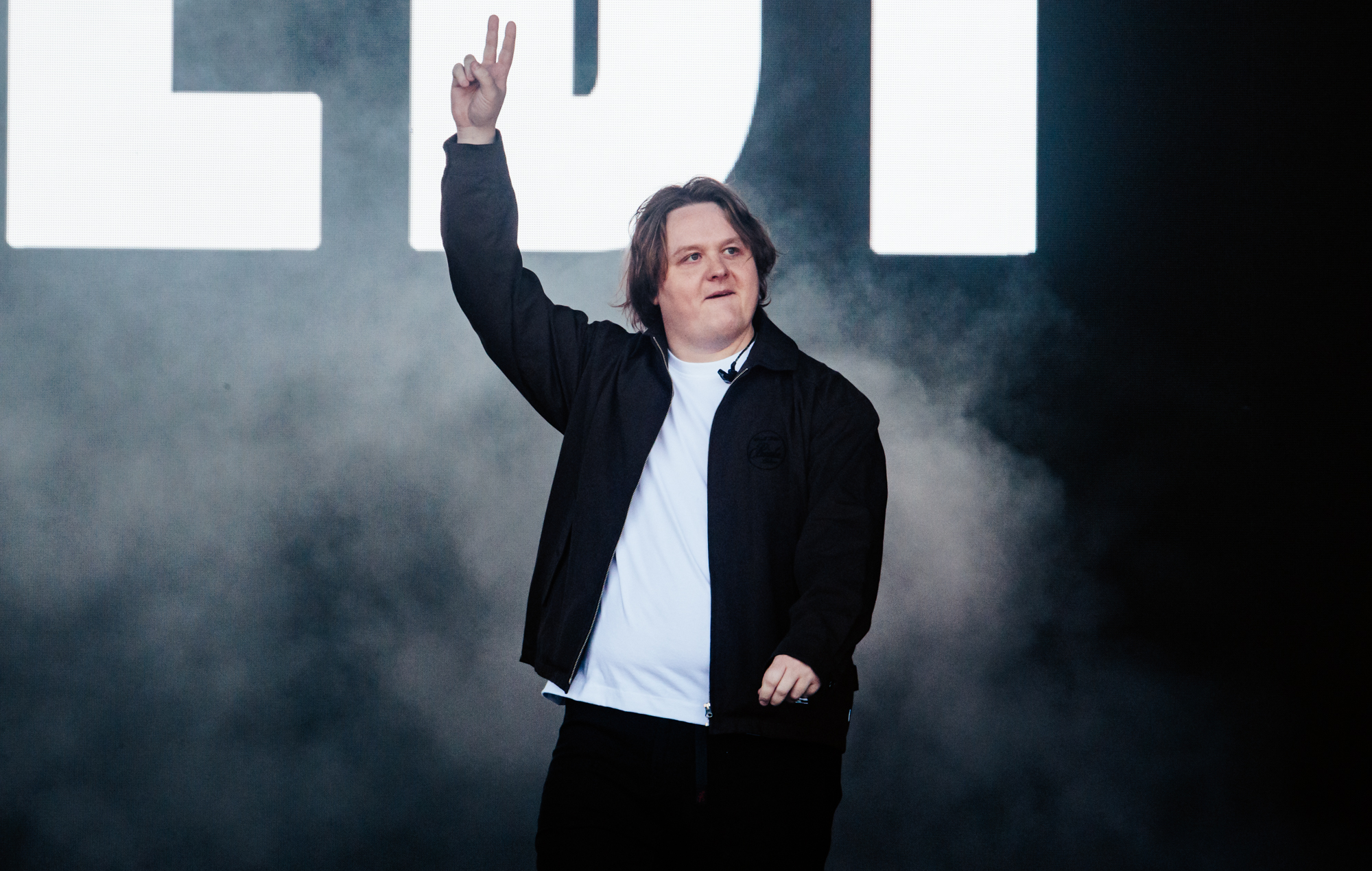 Lewis Capaldi appelle Glastonbury 2025 set «Le meilleur jour de ma vie», se souvient de la «dépression mentale sur scène» en 2023