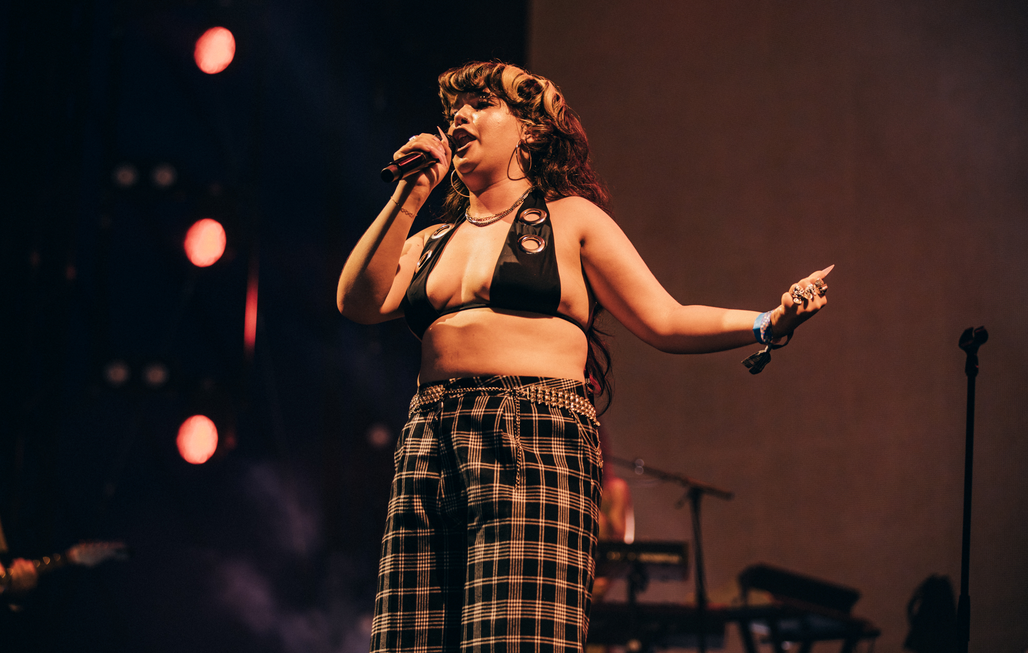 Lola Young s'attaque à l'auto-sabot sur le nouveau single émouvant 'D £ aler'