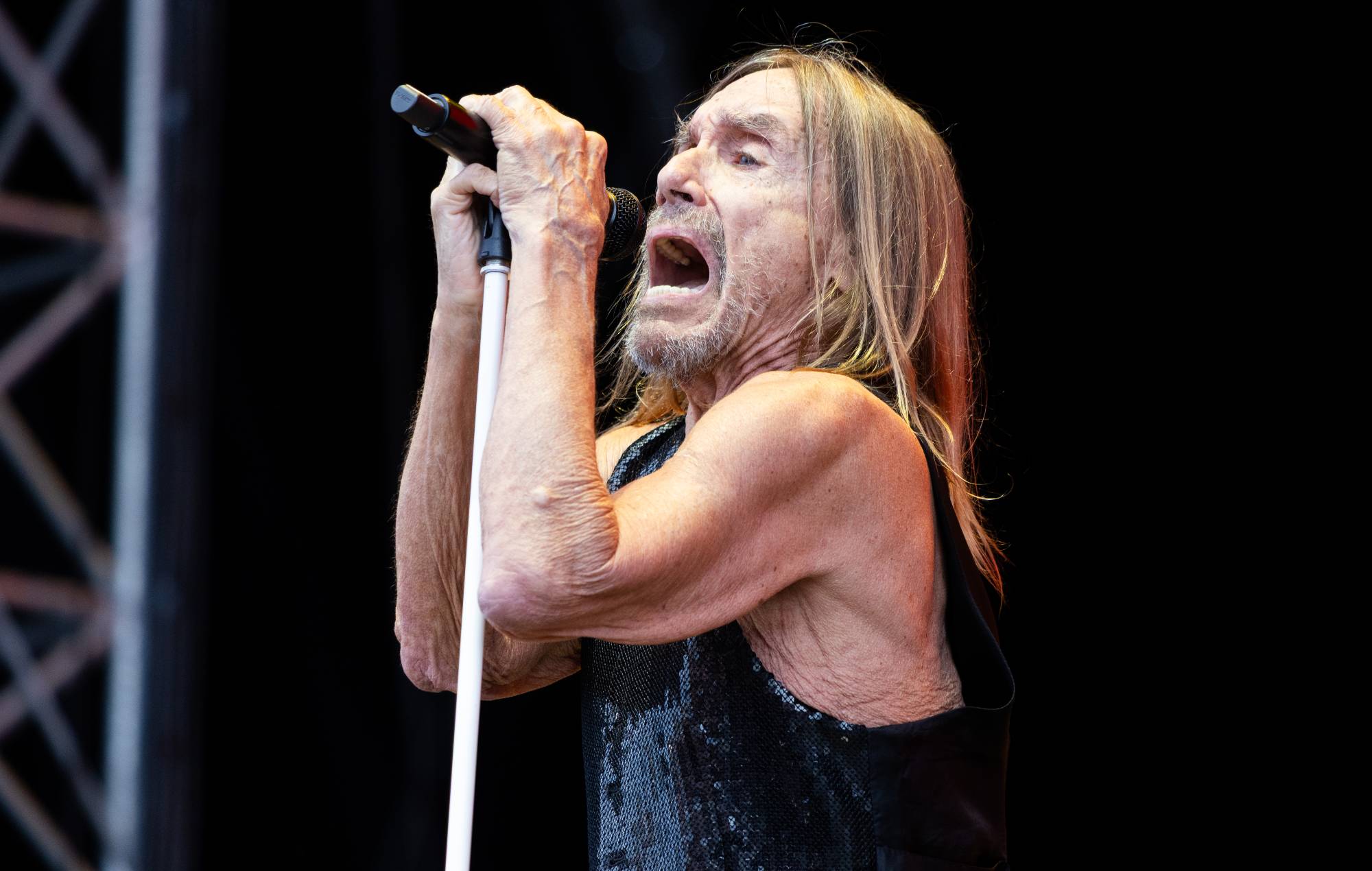 Regardez Iggy Pop jouer 'Superman' Song 'Punkrocker' pour la première fois