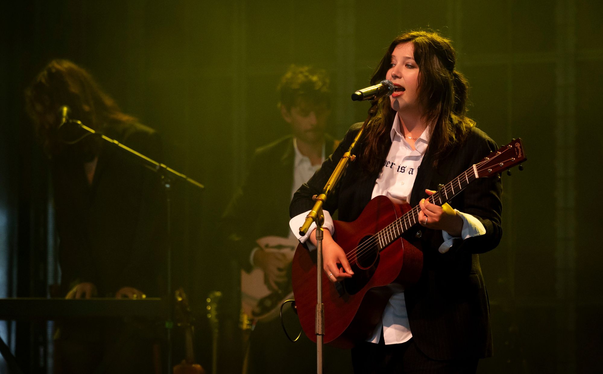 Regardez Lucy Dacus officier plusieurs mariages lors du spectacle à Philadelphie