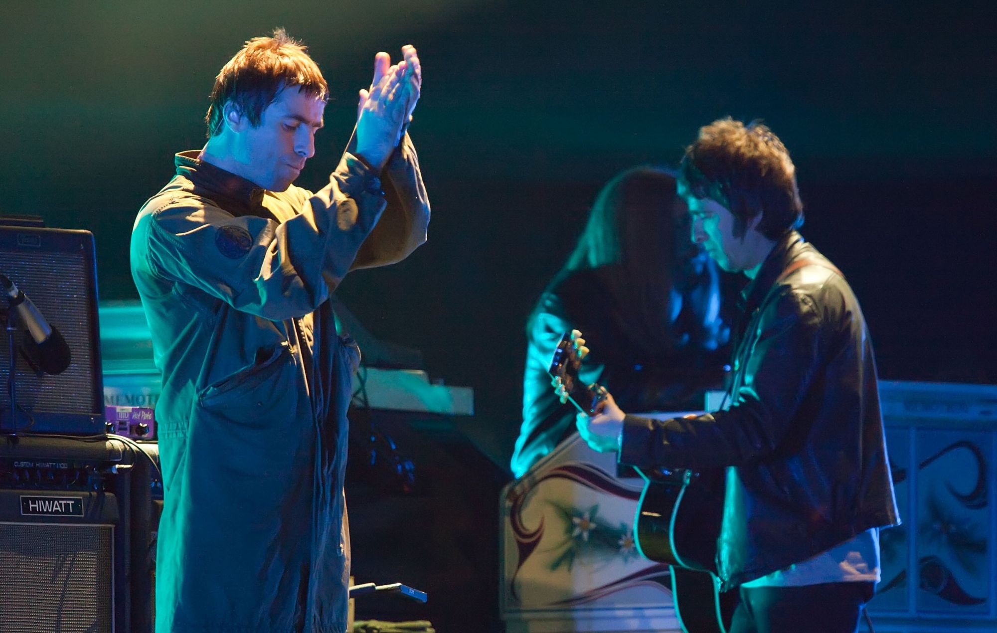 Regardez un énorme affichage de drones de logo oasis au-dessus du stade à Cardiff comme plus de chansons sonochés par un groupe
