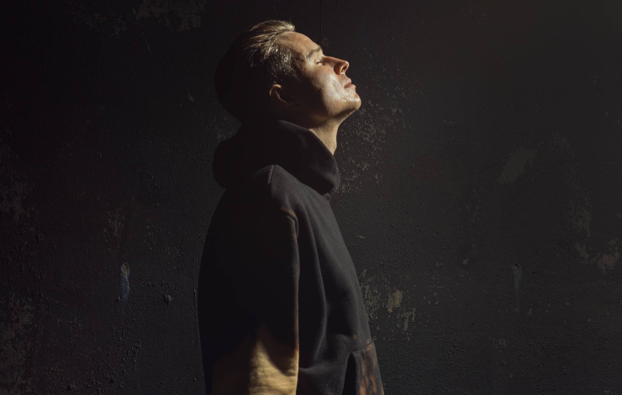 "Les choses semblent fracturées et insidieuses - mais il y a toujours de l'espoir à être trouvé chez d'autres personnes"