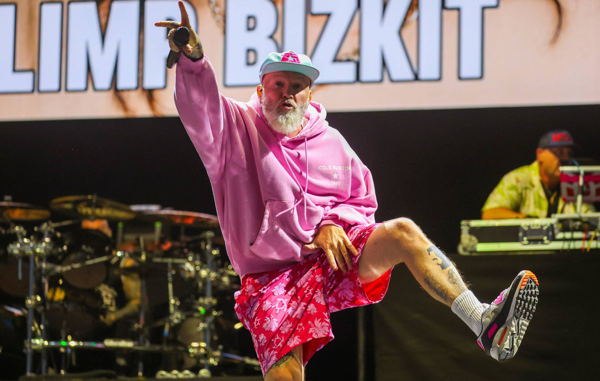 Regardez Limp Bizkit faire ressortir le jeune fan Brooke pour 'Full Nelson' à Reading 2025
