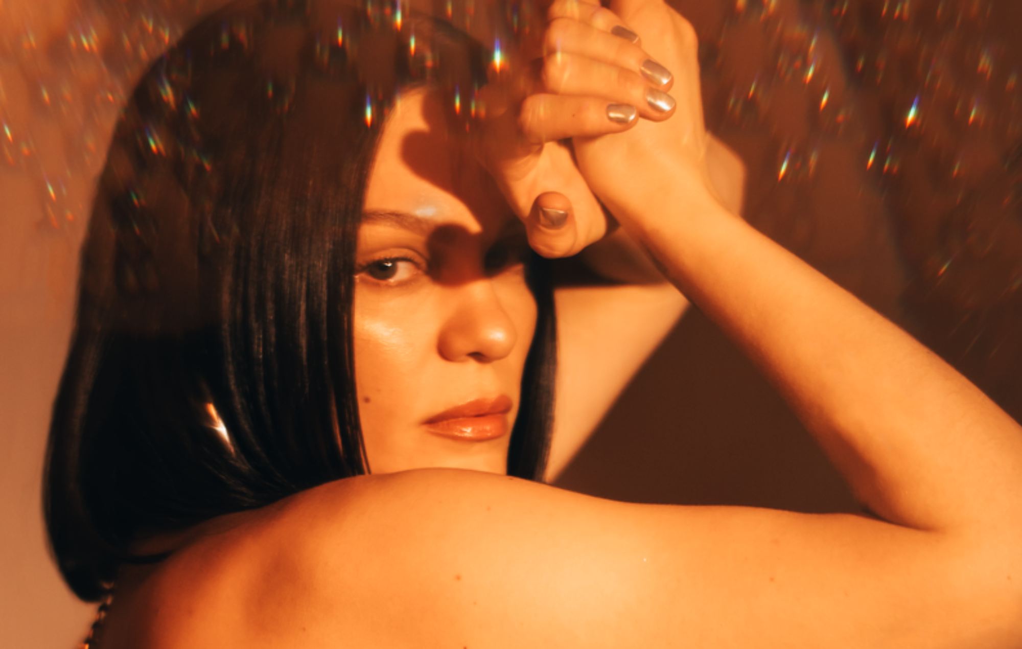 Jessie J partage le nouveau single `` croire en magie '' tandis que "frustré et triste" pour annuler et reporter les dates de visite avant la chirurgie du cancer du sein