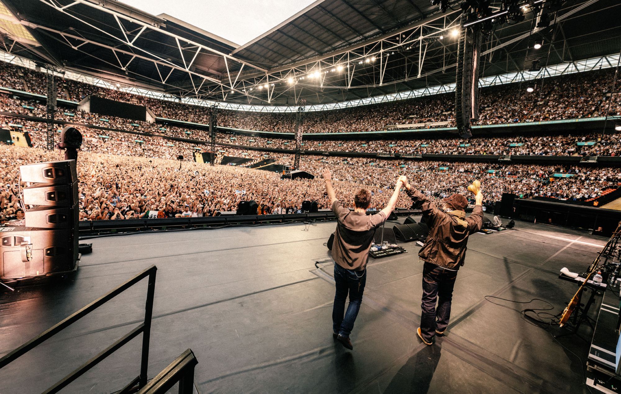 Le stade de Wembley enquêtant sur les affirmations des centaines de fans s'est glissé dans des concerts d'Oasis en utilisant une arnaque de sécurité