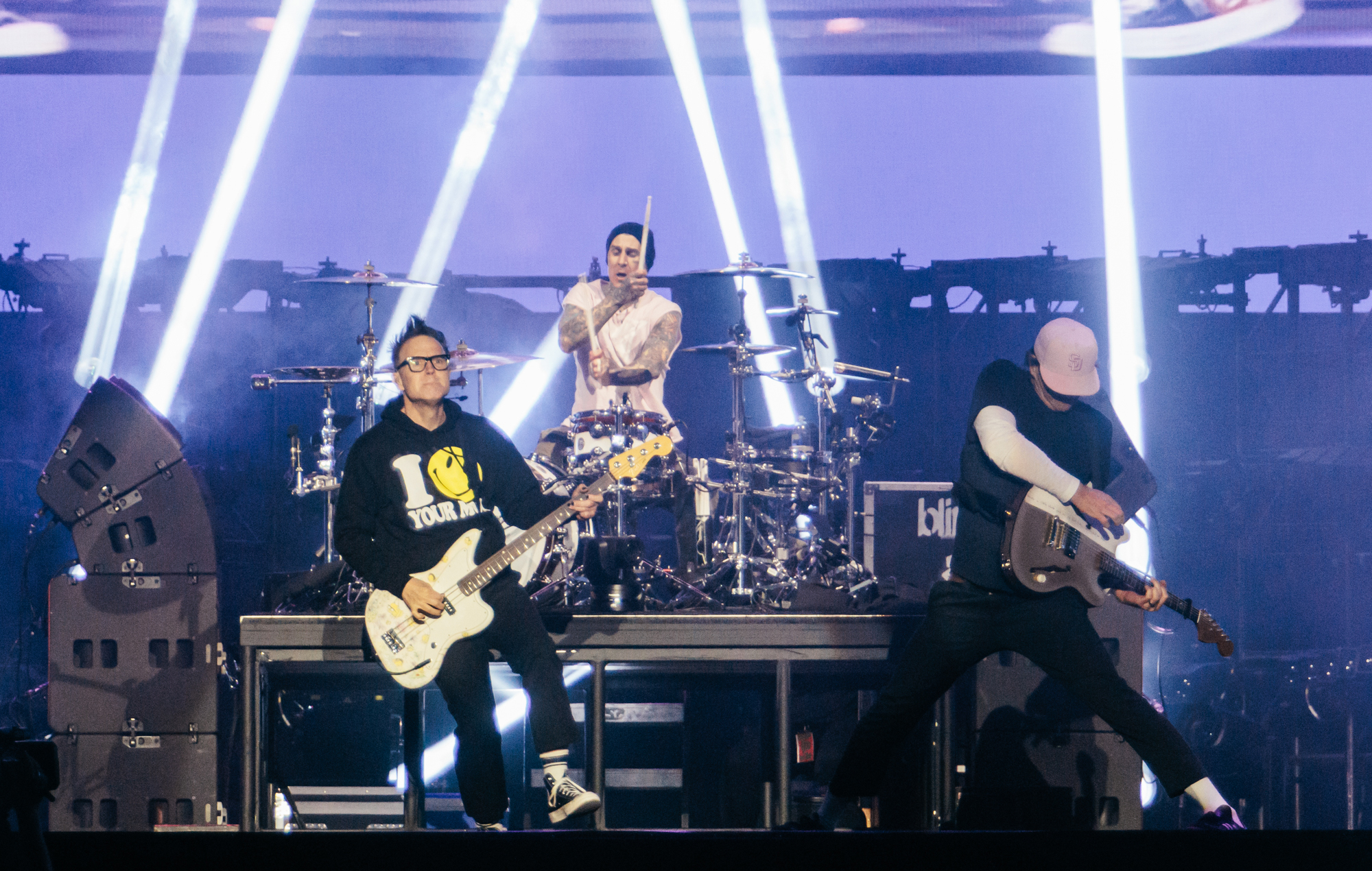 Regardez Blink-182 dépoussiérer les favoris et les raretés des fans pour la première fois en plus de 10-25 ans alors qu'ils lancent la tournée `` missionnaire impossible ''
