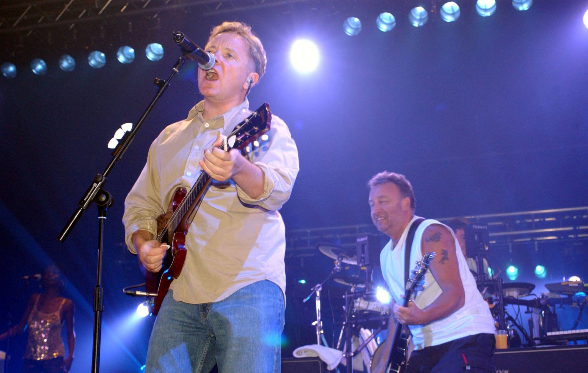 Bernard Sumner et Peter Hook de New Order se produisant lors de la tournée «Get Ready» en 2001 à la Brixton Academy de Londres (photo de Yui Mok - PA Images / PA Images via Getty Images)