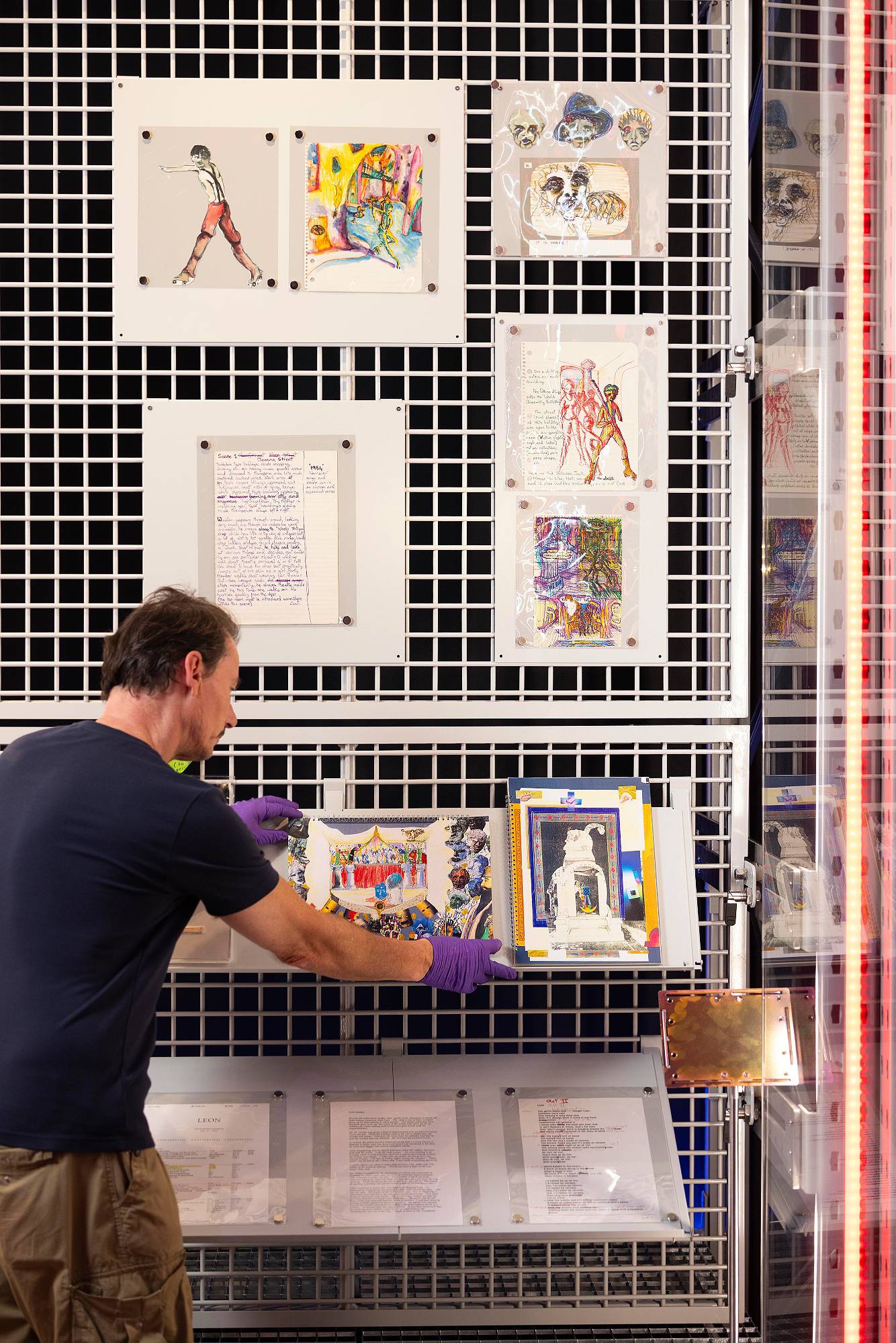 Un technicien V&A applique des touches de finition à une démonstration des «projets non réalisés» de David Bowie. Crédit: David Parry pour le V&A