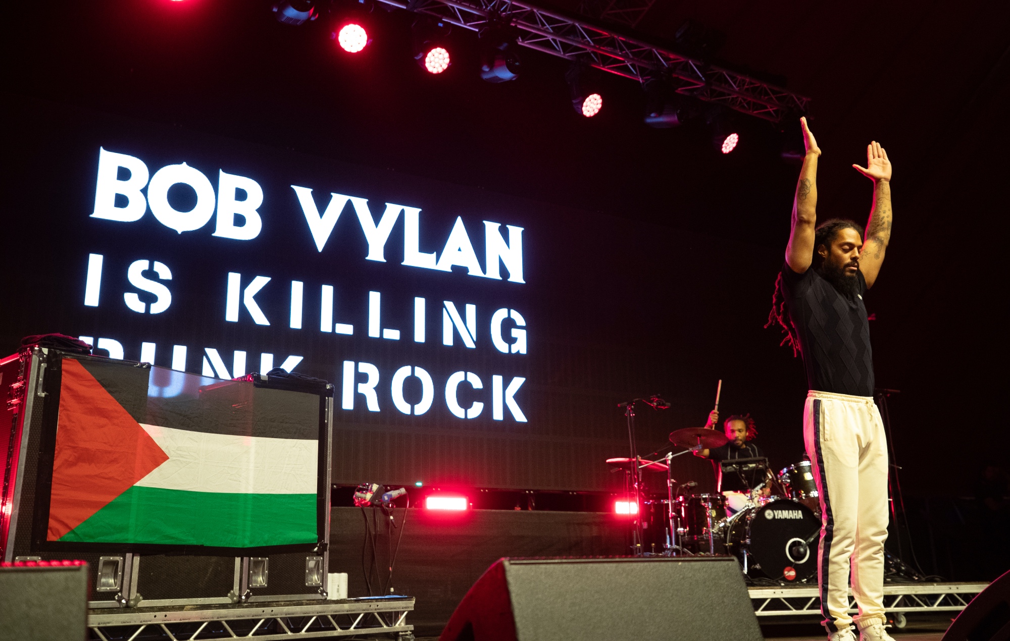 Bob Vylan annonce `` nous n'irons pas tranquillement '' 2025 Royaume-Uni Tour alors qu'ils ripostent au chef de la BBC «sans spin» pour condamner Glastonbury «profondément dérangeant» à MPS