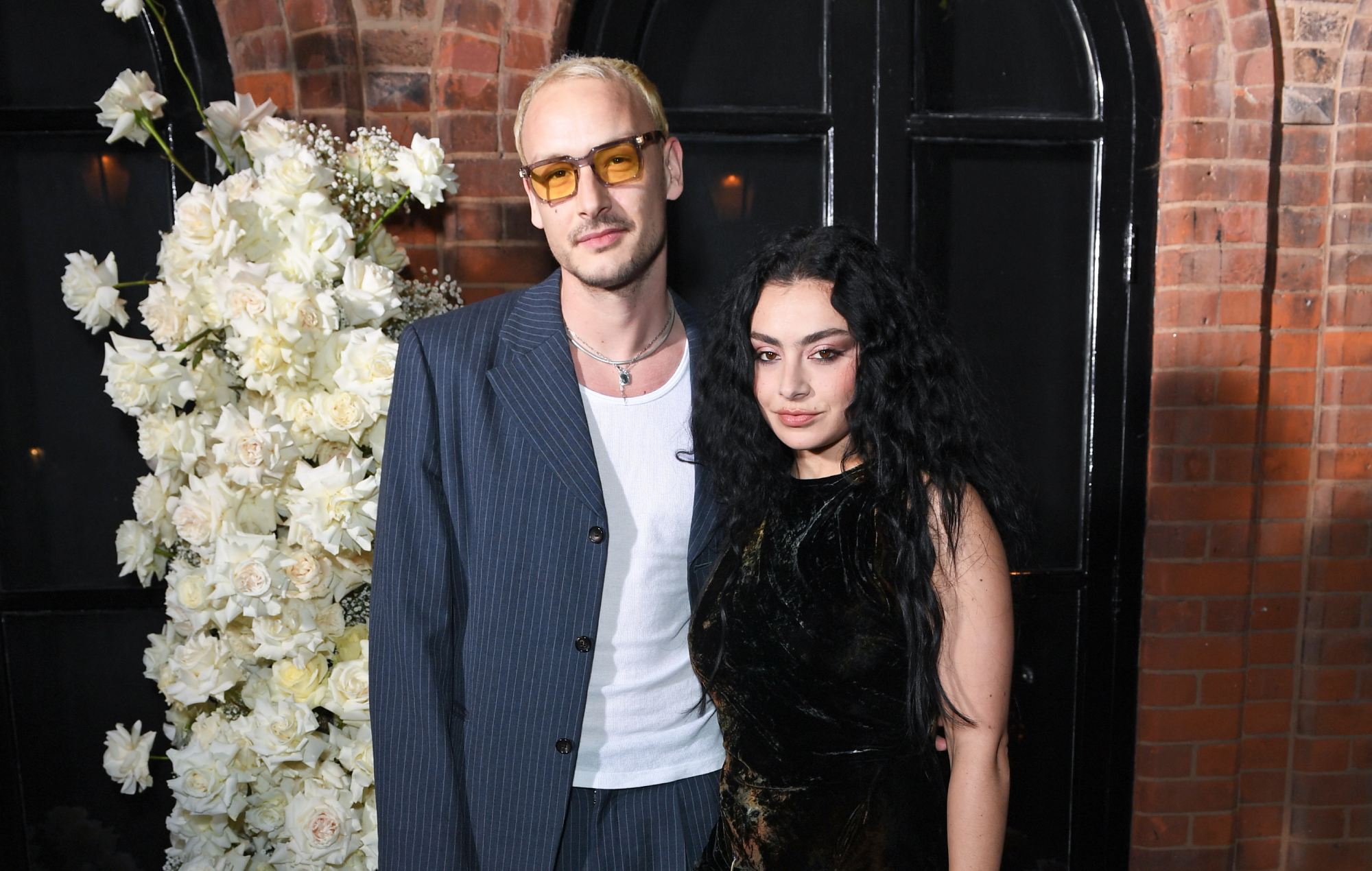 Charli XCX et George Daniel se marient à nouveau au mariage en Sicile étoilé, avec Matty Healy présent