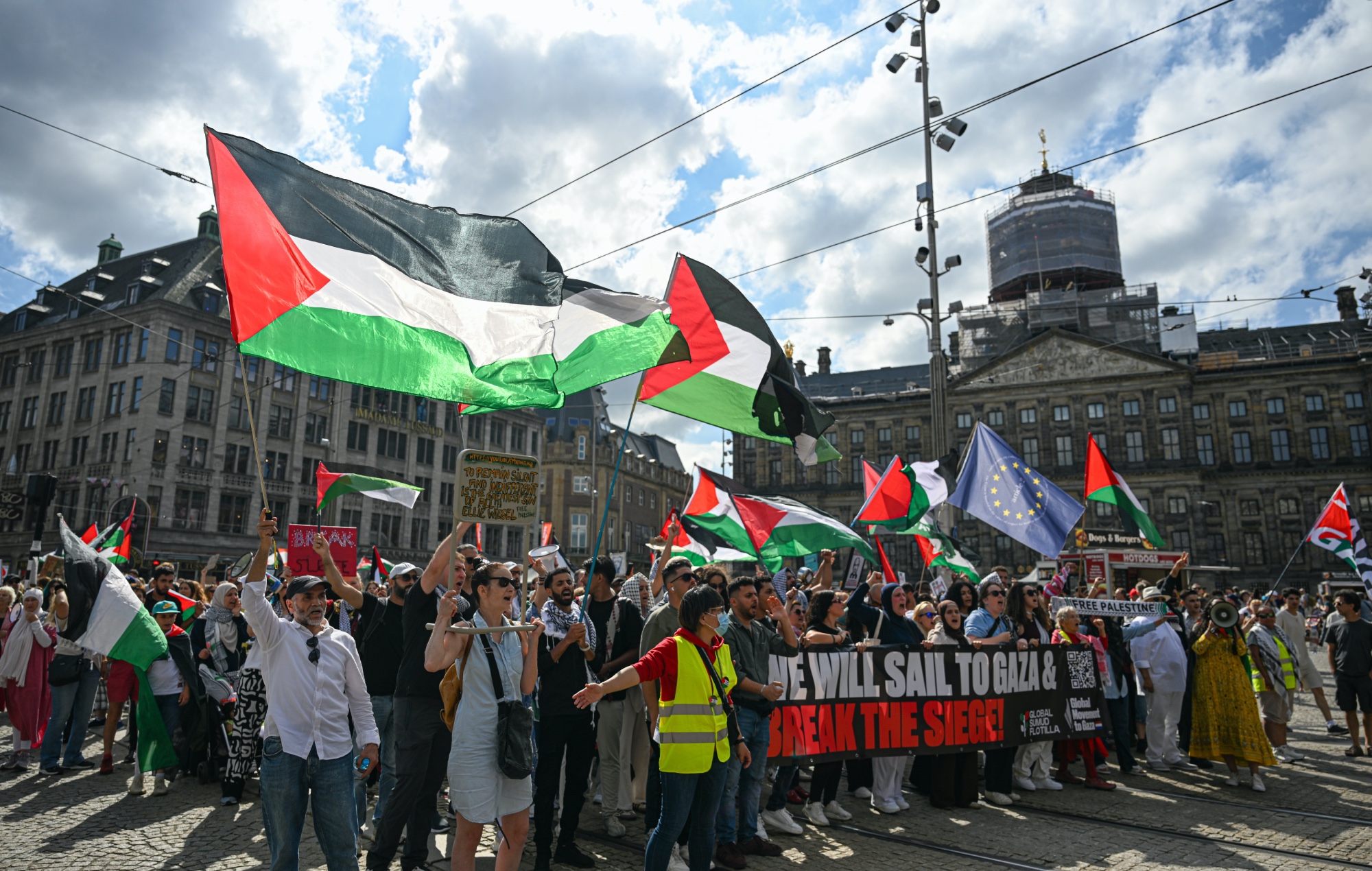 Les stations de radio indépendantes néerlandaises annoncent une diffusion de 15 heures pour collecter des fonds pour la Palestine