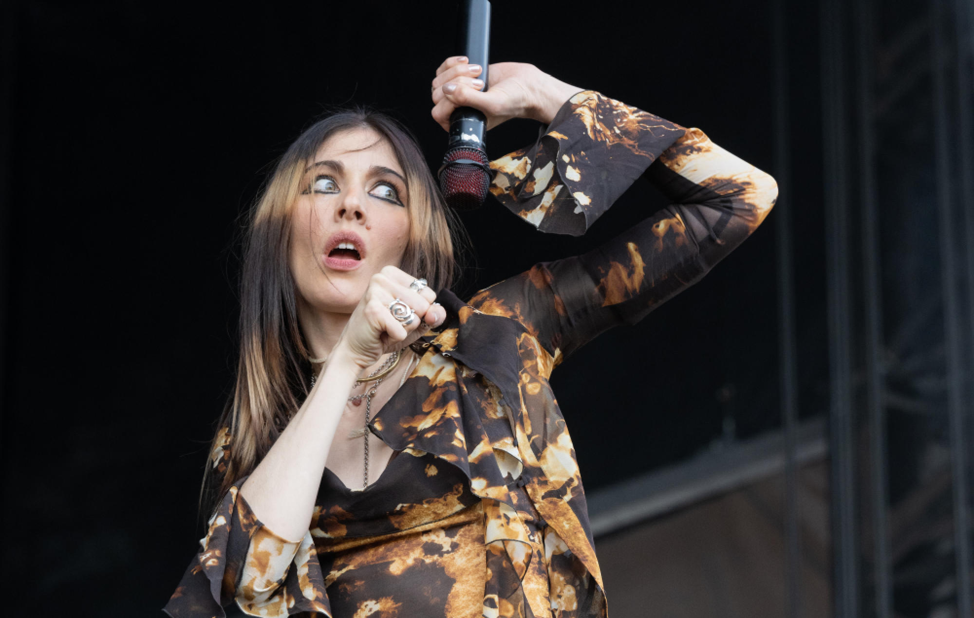 Regardez Caroline Polachek chanter Charli XCX et George Daniel dans l'allée lors de leur cérémonie de mariage sicilien