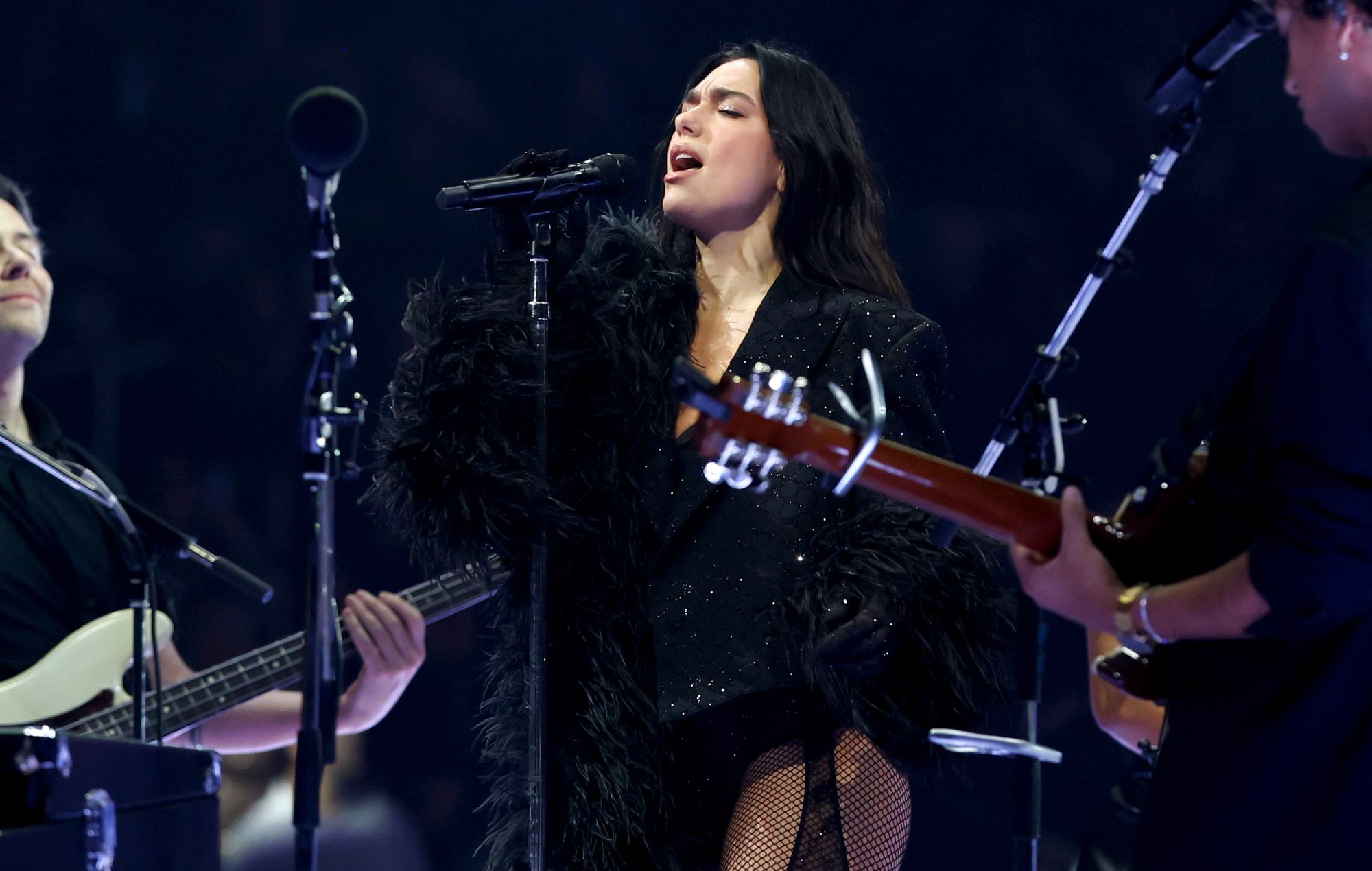 Regardez Dua Lipa Cover Couverture `` One Last Time '' de Ariana Grande lors de la tournée `` Radical Optimism '' Tour à Miami