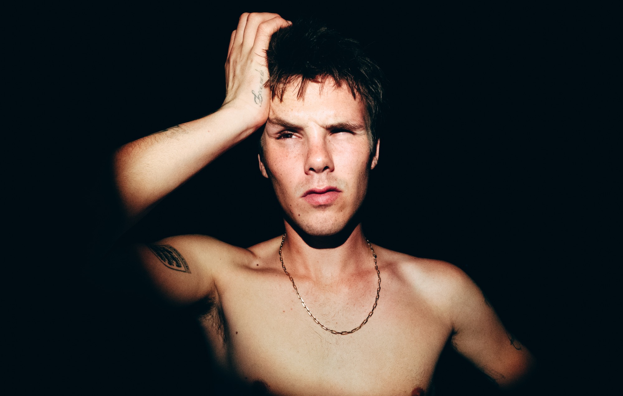 Cruz Beckham lance sa carrière musicale avec ses premiers singles trippants "Optics" et "Lick The Toad"