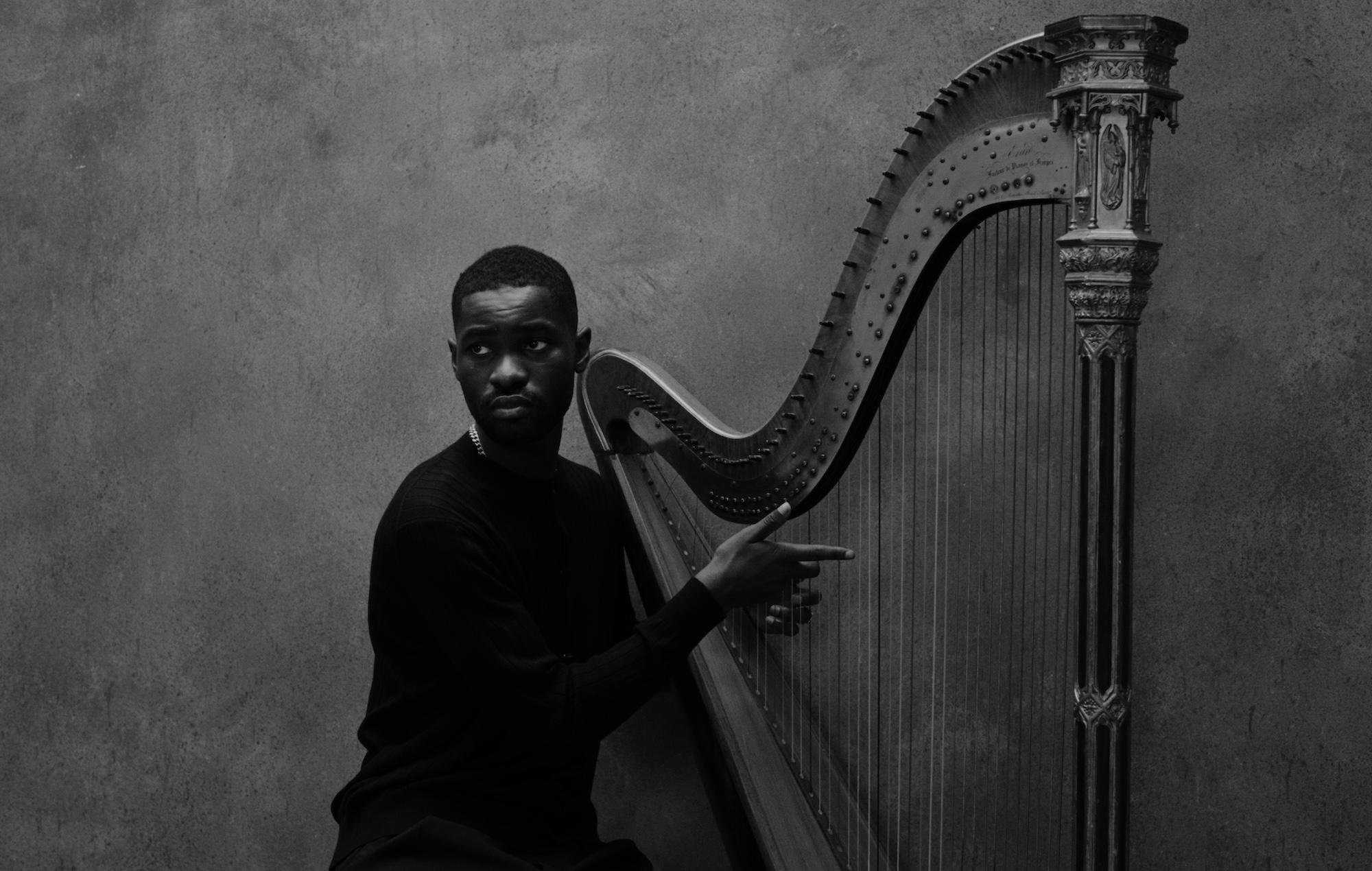 Dave – Critique de « Le garçon qui jouait de la harpe » : la douleur d'un prophète peinte au piano