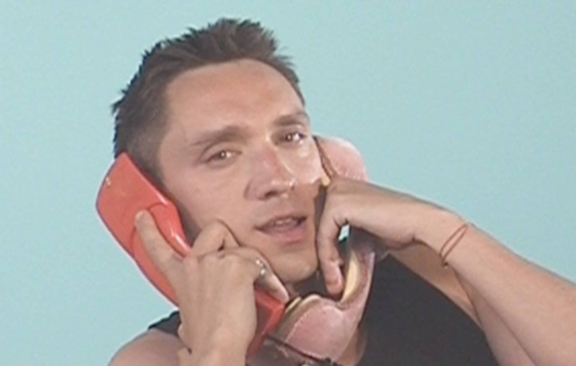 Écoutez le nouveau single radieux d'Oliver Sim, « Telephone Games »