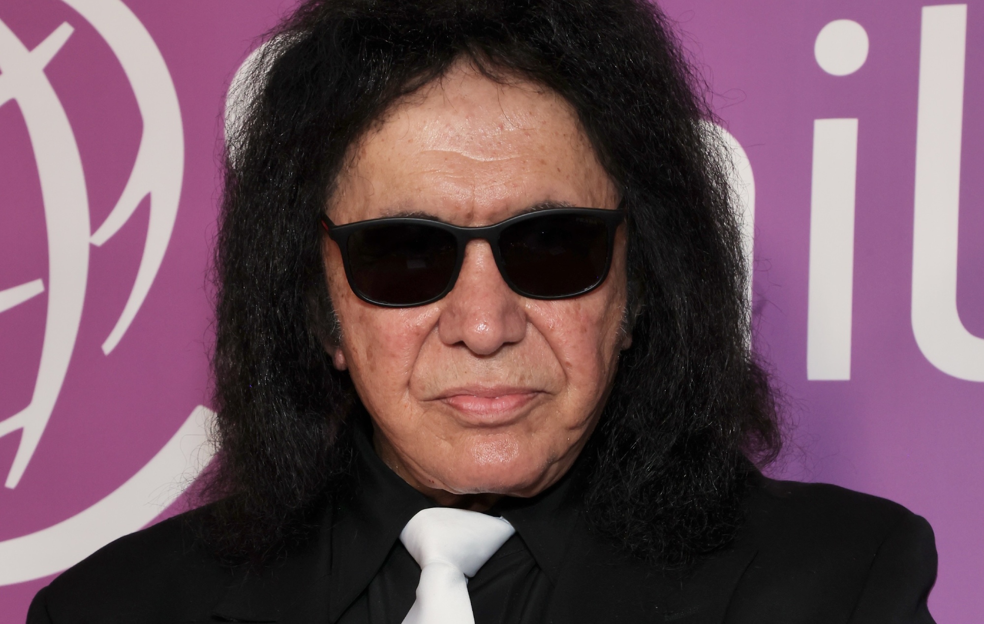 Gene Simmons de KISS célèbre le mariage du batteur d'Anthrax Charlie Benante et de la chanteuse Carla Harvey