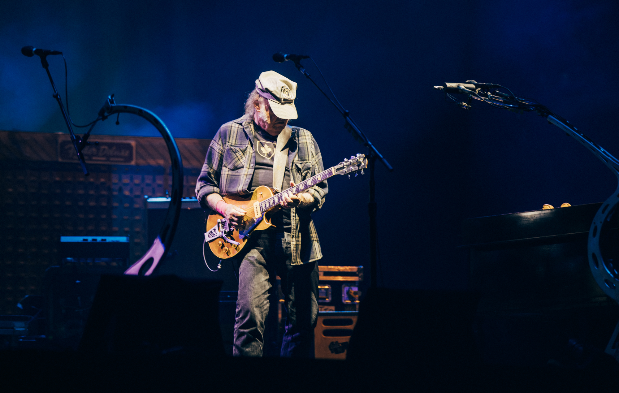 Neil Young attaque Donald Trump et les « oligarques pilleurs » Mark Zuckerberg, Jeff Bezos et Elon Musk dans la nouvelle vidéo « As Time Explodes »
