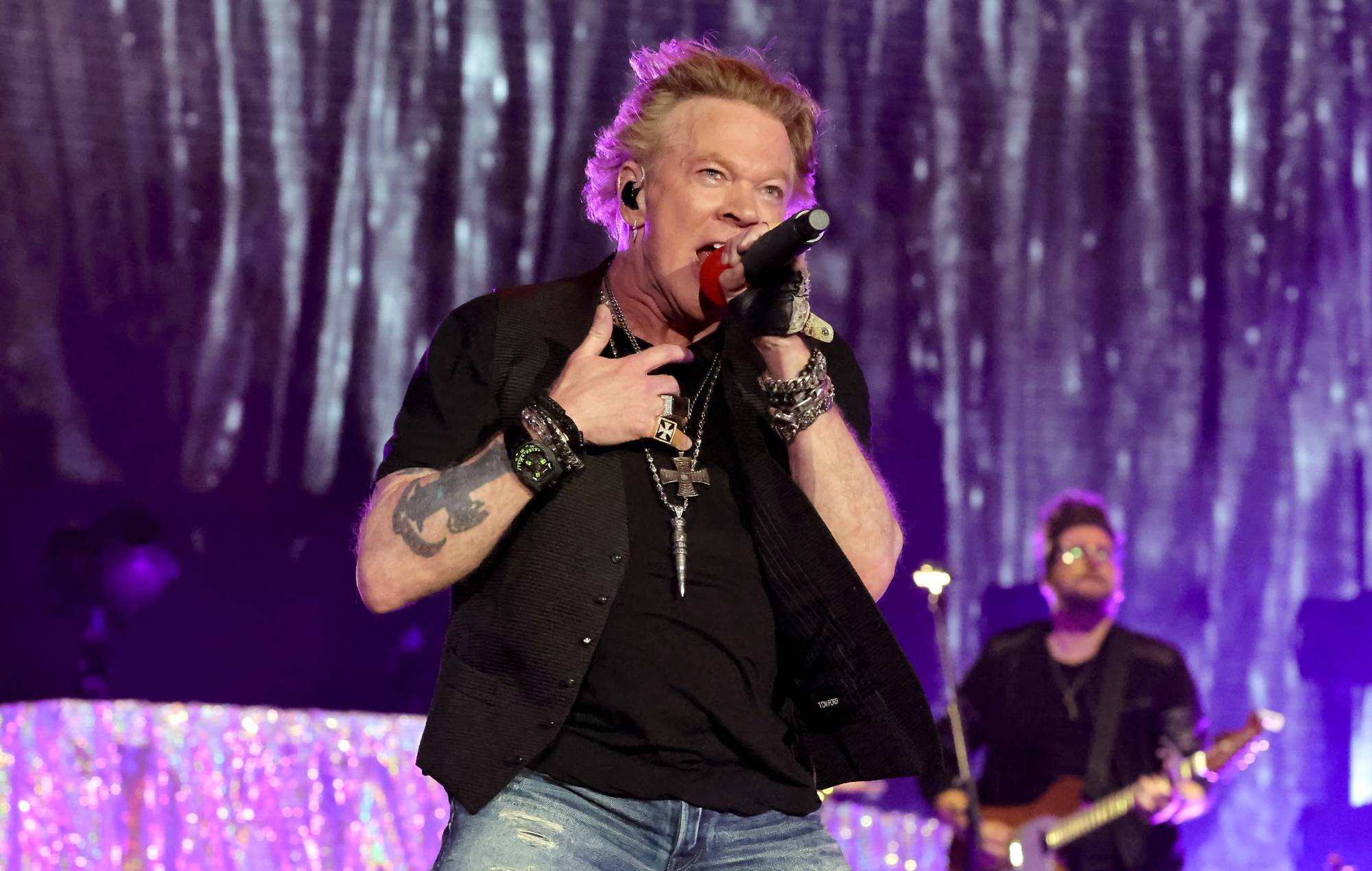 Regardez Axl Rose lancer le micro et donner un coup de pied dans le nouveau kit du batteur des Guns N' Roses avant de quitter la scène en Argentine