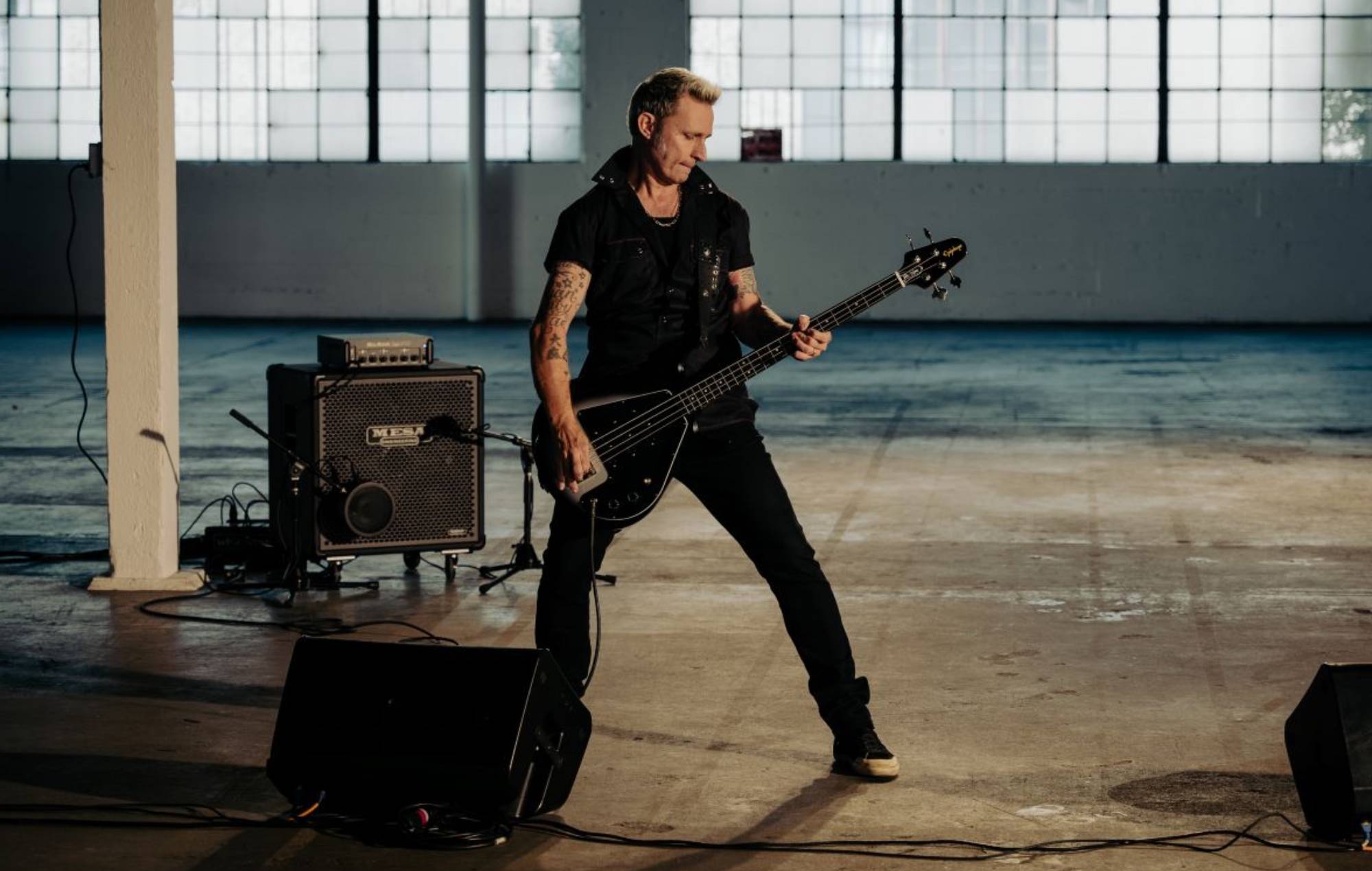 Mike Dirnt de Green Day s'associe à Epiphone pour lancer la guitare basse signature Grabber G-3
