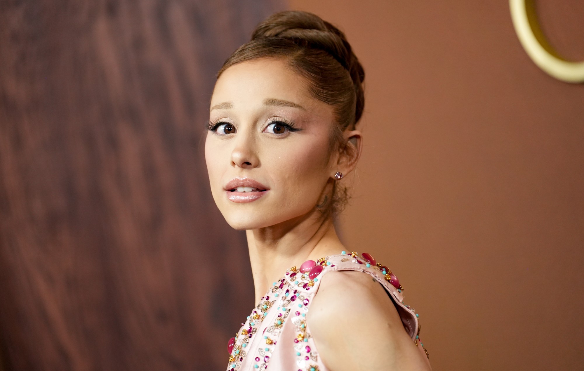 Ariana Grande est testée positive au COVID avant le lancement de "Wicked: For Good"