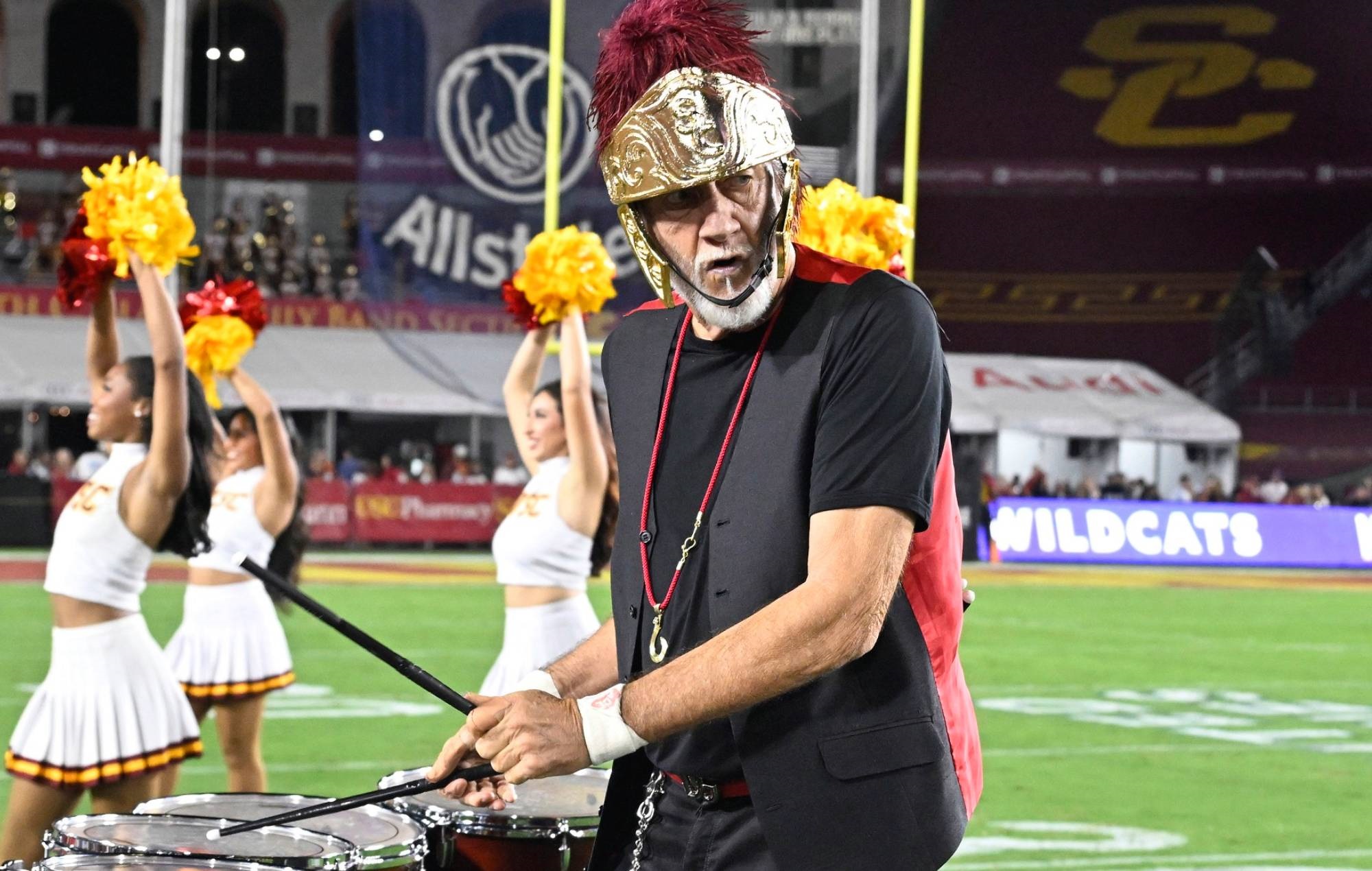 Regardez Mick Fleetwood interpréter « Tusk » de Fleetwood Mac avec la fanfare de l’USC