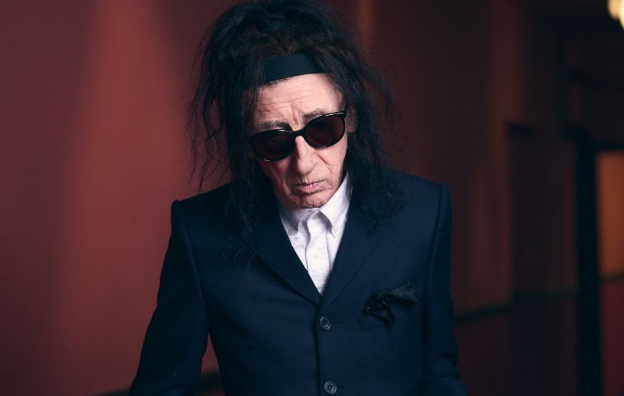 Le Dr John Cooper Clarke annonce une tournée au Royaume-Uni en 2026 "à travers ses dernières et plus grandes œuvres", ainsi que son nouveau livre "Have It"