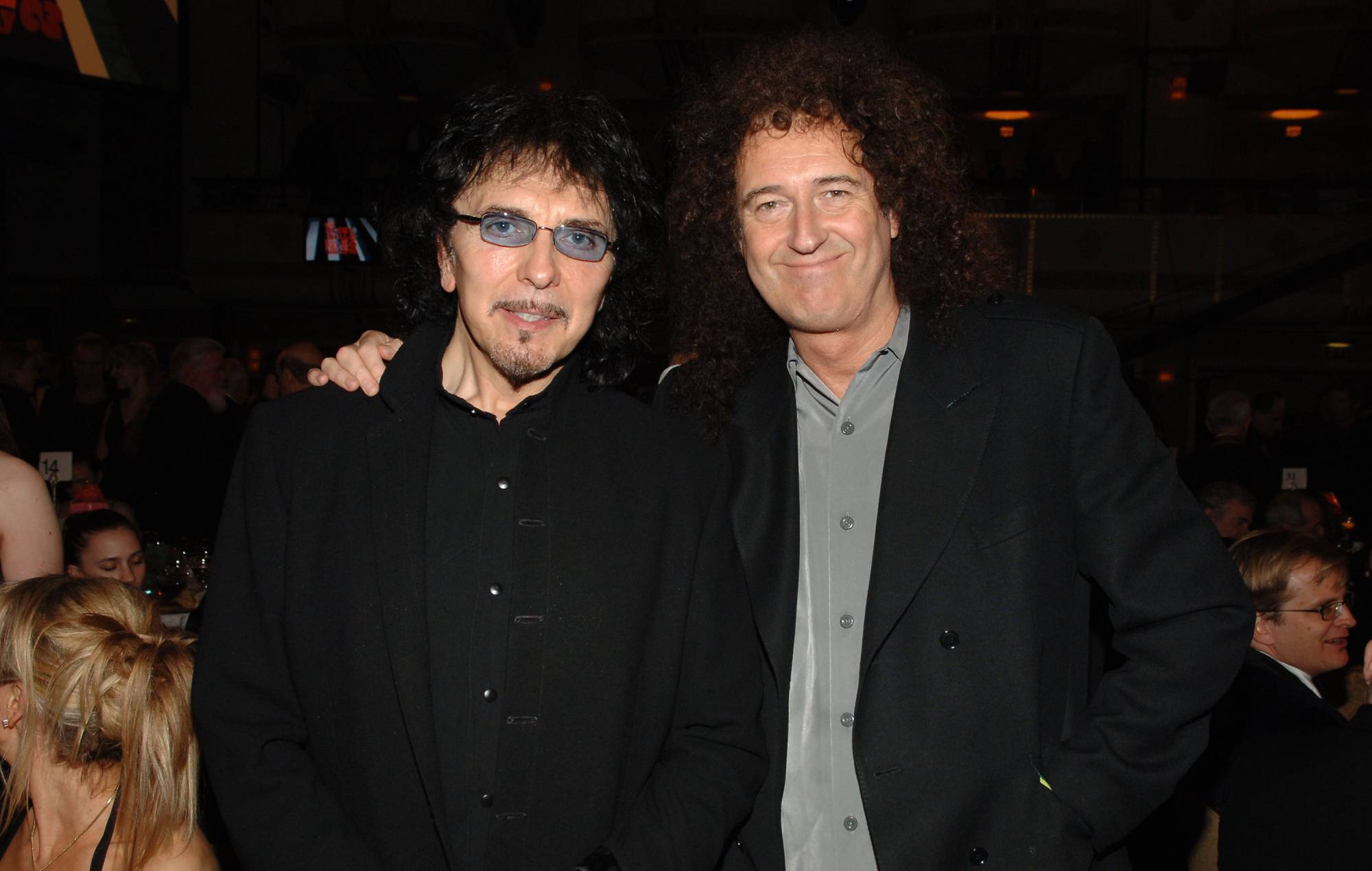 Brian May de Queen offre à Tony Iommi de Black Sabbath sa version de la réplique de guitare Red Special pour gaucher