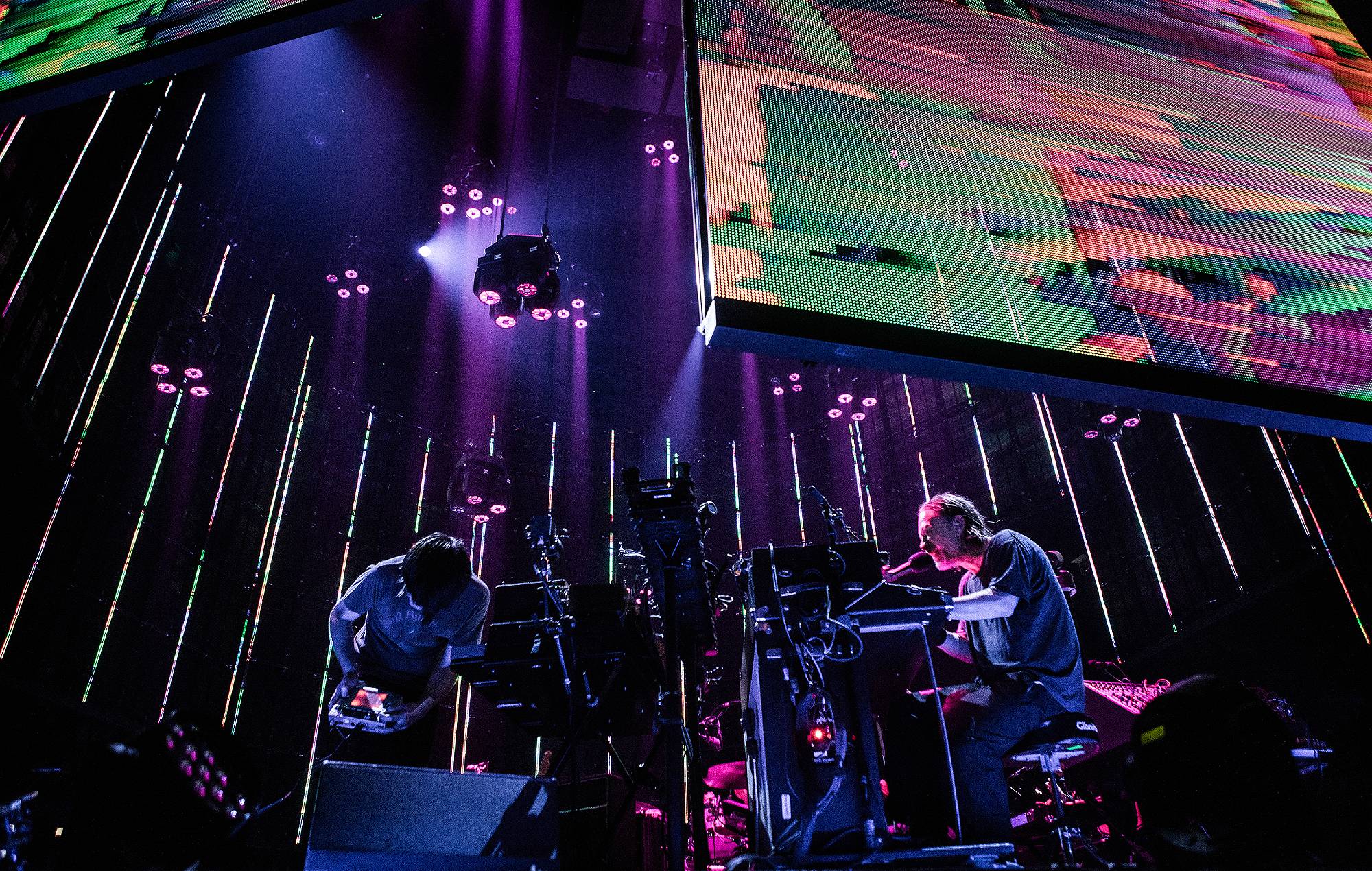 Des centaines de fans de Radiohead se rassemblent pour une soirée karaoké de remplacement après l'annulation du concert à Copenhague